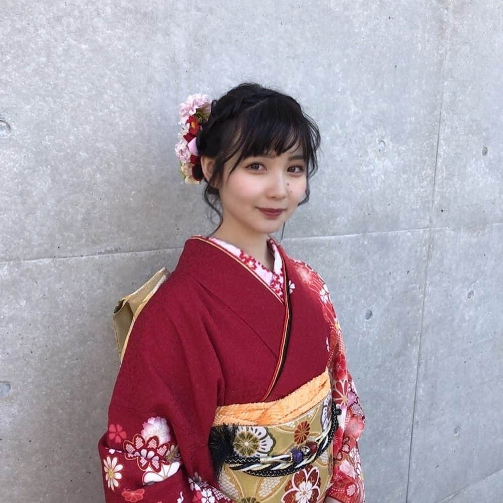 志茂彩奈さんのインスタグラム写真 - (志茂彩奈Instagram)「こんばんは〜！ 童顔な私ですが、今年の1月に成人式を迎えることができました✨ 振袖は親とたくさん迷った結果、赤色にしました❤️ どうでしょうか？🤔 久々に会った友達に「あや変わったね〜！！」って言われることが多々ありました😂 いい方向に変われたのかな？笑 これからも精進していきたいと思います✊ ・ ・ #ミスキャンパス同志社女子2020 #ミス同女 #ファイナリスト #ミスキャンパス #しもぽち #成人式#振袖」9月26日 20時13分 - nayaas___