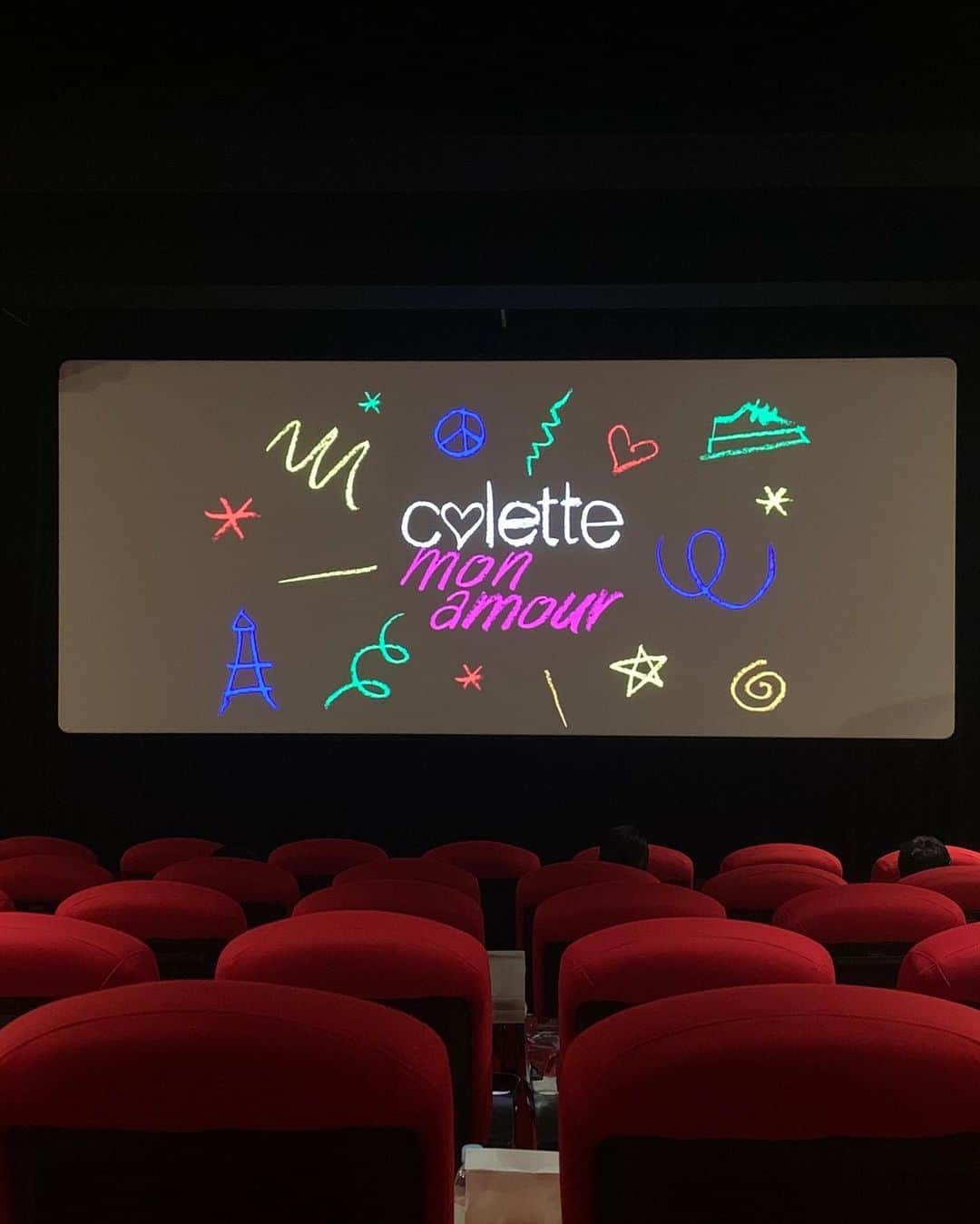 PELIさんのインスタグラム写真 - (PELIInstagram)「『COLETTE, MON AMOUR』プレミアム上映会へ🎥﻿ ﻿ パリの伝説のセレクトショップ「COLETTE」の閉店までの半年間を追ったドキュメンタリー映画。コレットの中身はとても愛に溢れていて、色んな人の思い出ときっかけを作っているまさに伝説。寂しさとありがとうという気持ちになりました。﻿ ﻿ 昔初めてDJで行った時に普通にED BANGERのスター達が店内に居て死ぬほど緊張したのを覚えてます😂😂﻿あとみんな優しかった☺️ ﻿ 渋谷PARCO ８Fホワイトシネクイントでの二週間限定上映および﻿ 日本で唯一のCOLETTEのポップアップショップを２F ２Gにて開催中です👆﻿  #colette #coletteparis #colettemonamour #渋谷PARCO」9月26日 20時13分 - peli4649