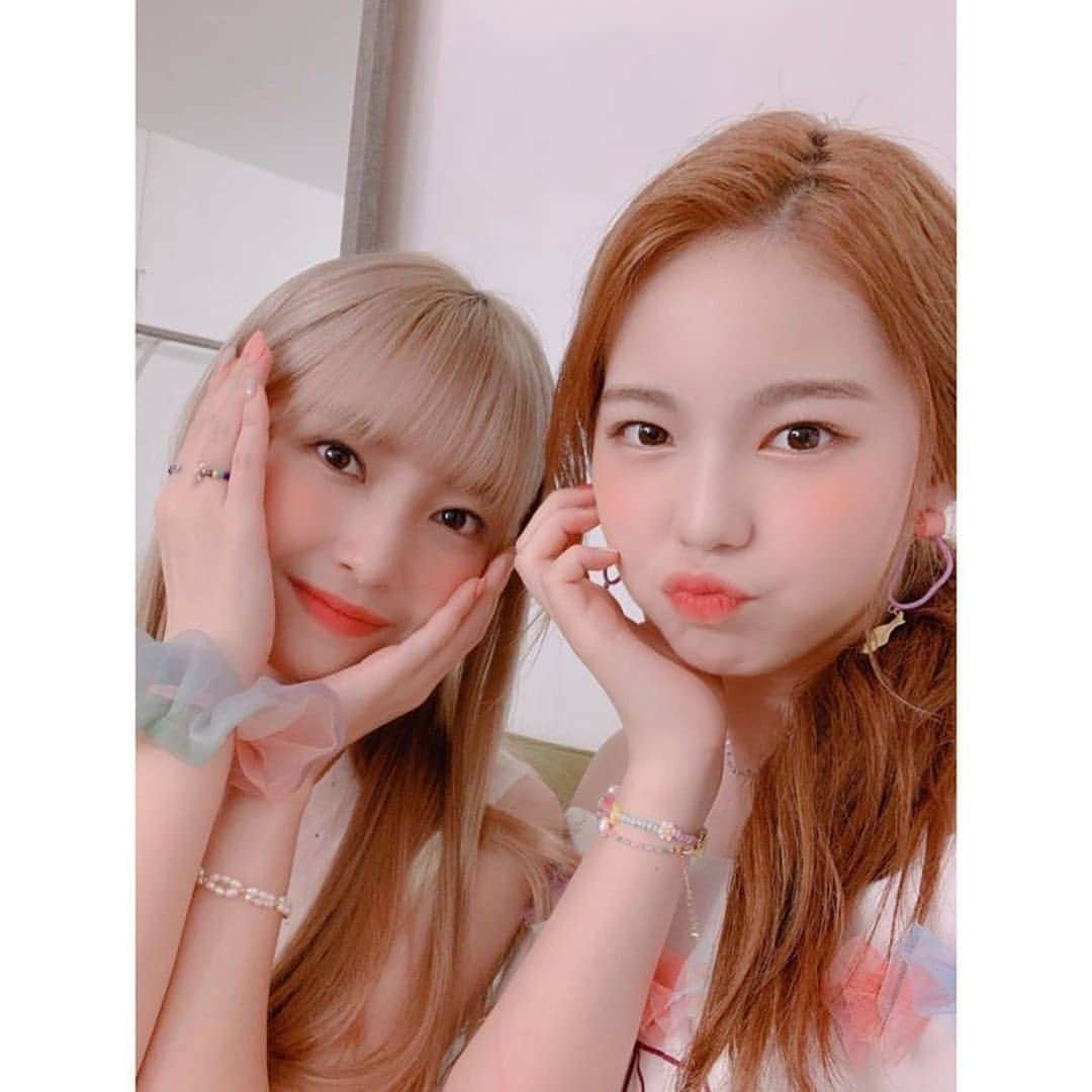 マユカ（小合麻由佳）のインスタグラム：「Niziu IG Update #Mayuka 同い年コンビ😽🧡  アヤカと写真を撮る時は大体いつもマユカが左 アヤカが右のこの位置です😆😆  --------------  동갑내기 콤비😽🧡  아야카랑 같이 사진을 찍을 때는 항상 마유카가 왼쪽 아야카가 오른쪽에 있어요😆😆  アヤカと写真を撮る時はいつもこの位置です🦄💜  - - - 𝗙𝗼𝗹𝗹𝗼𝘄 @MayukaOgou 𝗳𝗼𝗿 𝗺𝗼𝗿𝗲 𝘂𝗽𝗱𝗮𝘁𝗲𝘀 - - - - #MAYUKA #マユカ #MayukaOgou #NiziU #NiziUMayuka #JYP #MakeYouHappy #WithU #NiziUMakeYouHappy #니쥬 #NiziU #ニジュー #😺🌈」