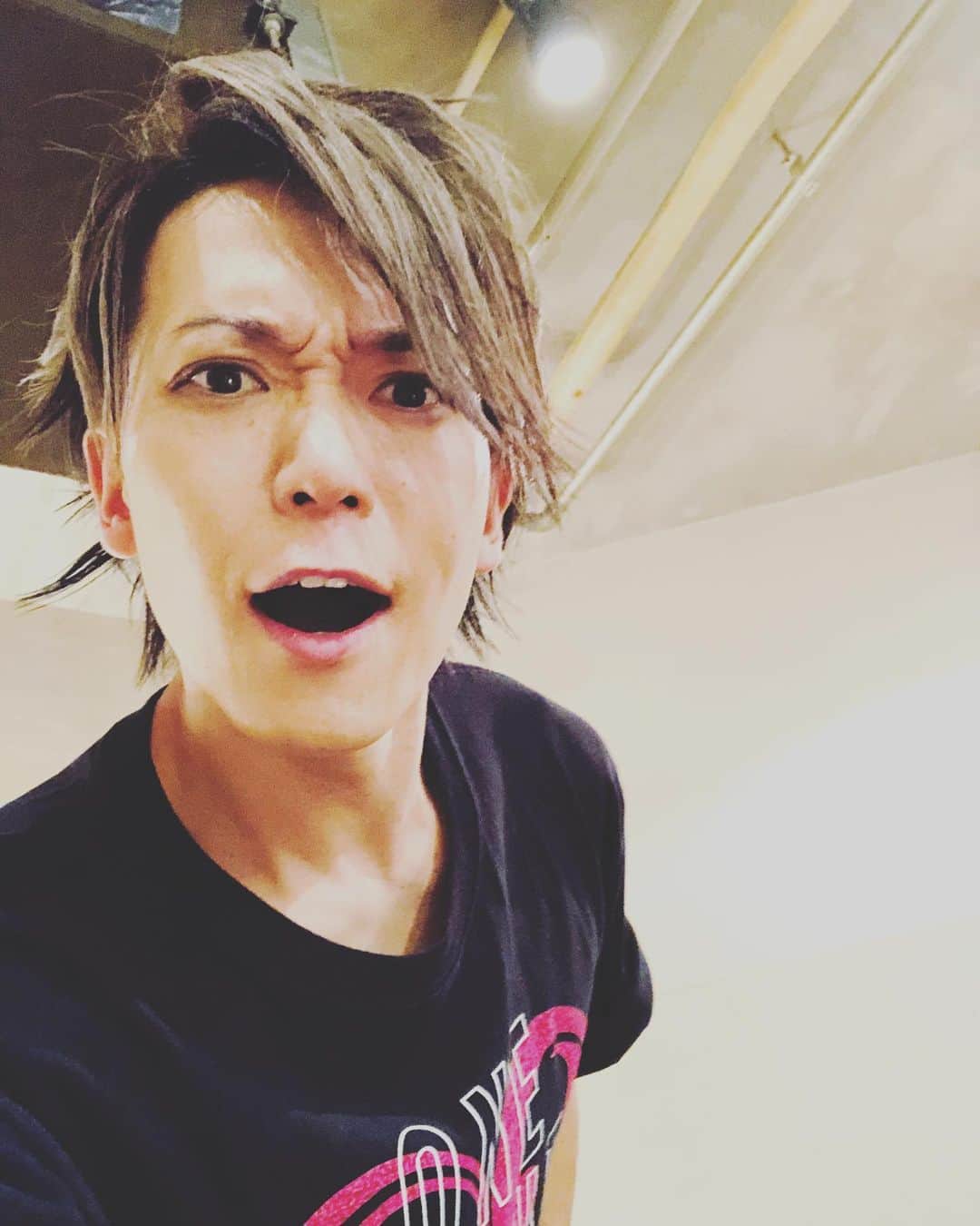 SHINPEIのインスタグラム：「「BREAKERZ ONLINE LIVE 2020 -ONE NIGHT LOVE STAGE-」﻿ ﻿ どんな空間になるか未知数だったけど﻿ ライブが始まれば、いつも通りのエナジー全開のステージを繰り広げられました。﻿ 画面越しに応援してくれた皆の思いが会場までしっかり届いたんだね。﻿ 本当にありがとう！﻿ ﻿ 「PIA LIVE STREAM」にてアーカイブ配信が2020年9月28日(月)23:59まで﻿ 何度でも視聴可能になっています。﻿ ﻿ 見逃してしまった方も、まだ間に合うから是非観てね！﻿ ﻿ https://breakerz-web.net/live/﻿ ﻿ そして、2021年2月14日には新たにLIVEが決定しました！﻿ 詳細は決まり次第また発表していきます。﻿ ﻿ これからのBREAKERZもお楽しみに！﻿ また会えるその日まで、どうか皆さん体調に気を付けてね。」