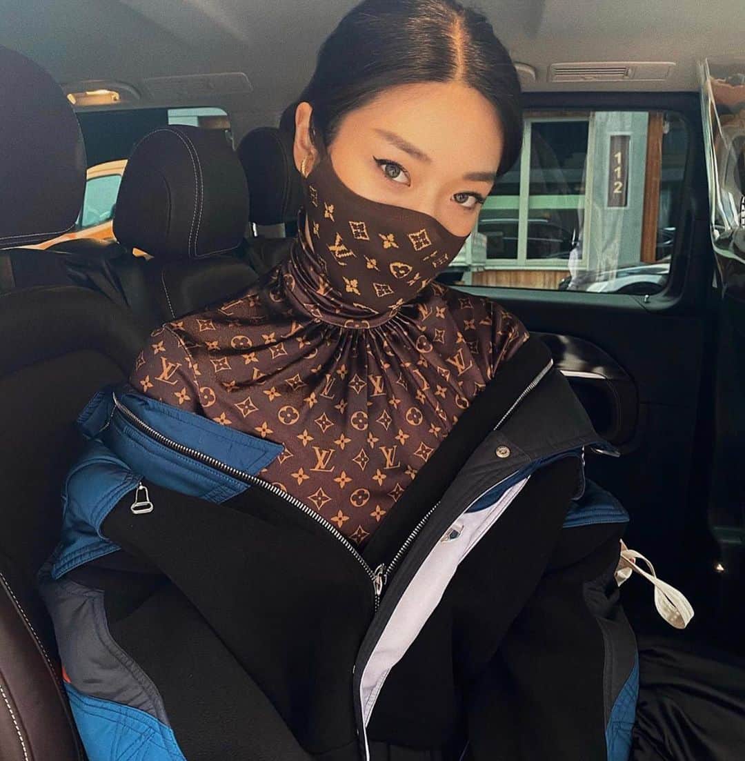 NINA PARKのインスタグラム：「MEOW ~ Shooting w Peggy Gou for the next secret Project 🤫💥 @peggygou_  _______________________________________________________ Assistant PG @diemaschinistin II C @bastianlerdon II #Styling @marcgoehring II #MakeUp by Me @ninaparkbeaute for @ballsaal_artist_mgmt」