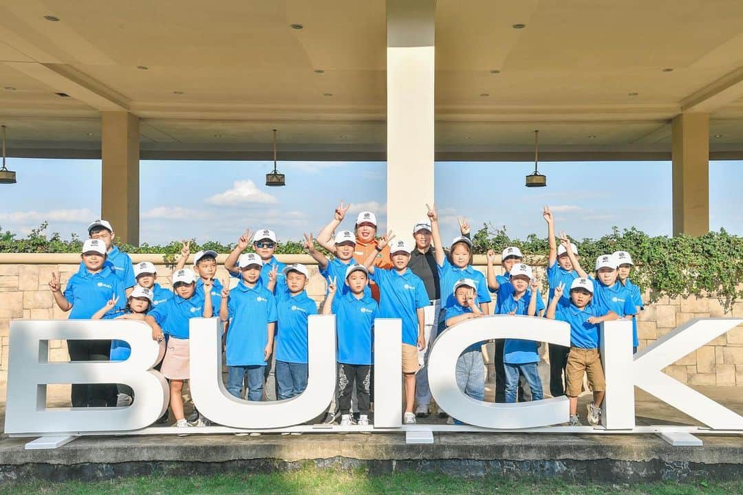 フォン・シャンシャンさんのインスタグラム写真 - (フォン・シャンシャンInstagram)「A fun day with the kids at Buick Junior Golf Camp.  Hoping you all enjoyed it! #buickgolf #juniorcamp #clinic」9月26日 20時26分 - shanshanfeng_golf