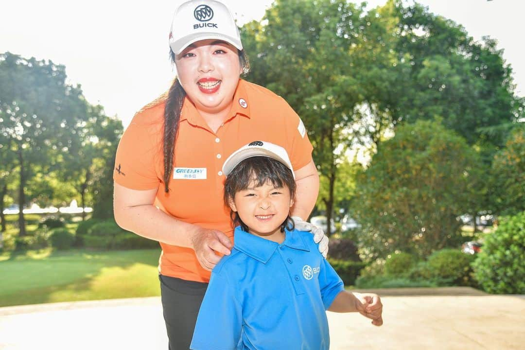 フォン・シャンシャンのインスタグラム：「A fun day with the kids at Buick Junior Golf Camp.  Hoping you all enjoyed it! #buickgolf #juniorcamp #clinic」