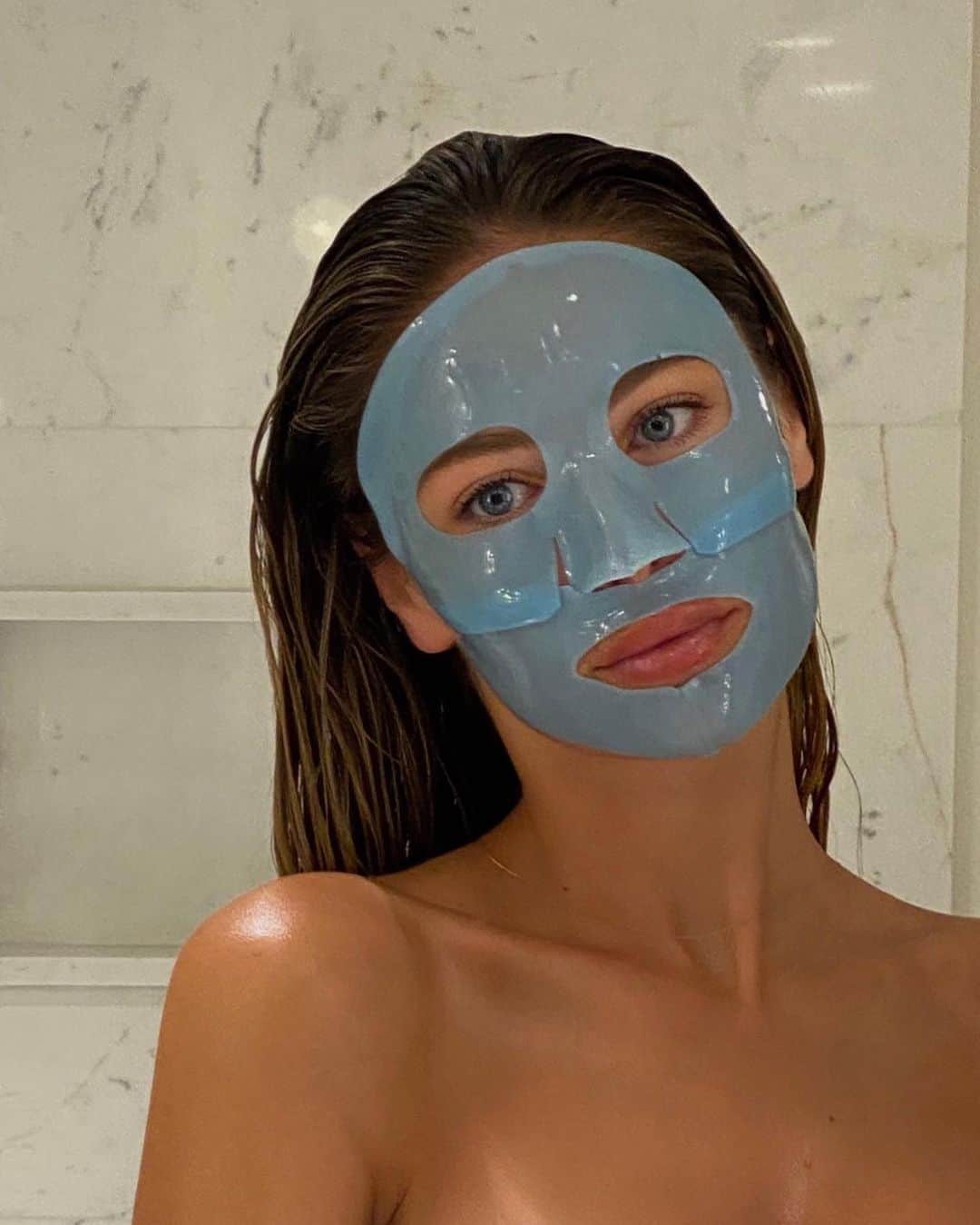 Mathilde Goehlerのインスタグラム：「Self care, one of my favourite things about weekends 🤍 mask is rubber mask from Korean Dr Jart, one of my preferred for sheet masks 🤍」