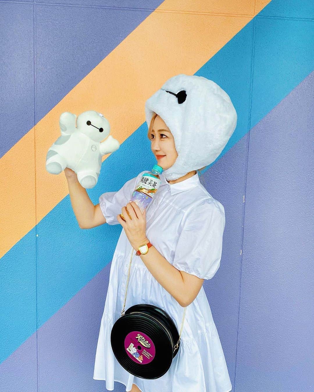 のインスタグラム：「🤍🤍🤍﻿ ﻿ ﻿ ﻿ ちょこちょこ映ってた爽健美茶は﻿ #ベイマックスのハッピーライド 前の﻿ 猫型自動販売機で初めて買ったもの🤣❤️🥤﻿ ﻿ ２枚目はその記念写真です🤣笑﻿ #モチ も写ってるね🐈💭﻿ ﻿ ﻿ ﻿ これはスニーク前から使えるんだけど、﻿ 今回初めてここで買ったので﻿ それも記念になりました😍👏﻿ ﻿ なんでも全部はじめての記念になるー！😊💞﻿ ﻿ ﻿ ﻿ ﻿ ﻿ ﻿ #ベイマックスグッズ を﻿ なっちゃん(@nakajima_natsuki )が﻿ 載せてたのでみてみてね😊💫👀﻿ ﻿ -----------------------------﻿ #disneysisters_jp#新エリア﻿ #ディズニー新エリア#bighero6#baymax」