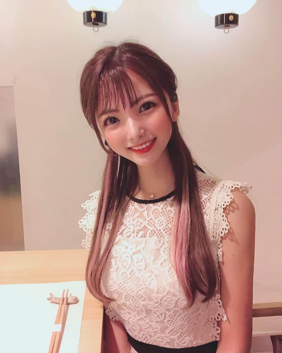 岡田栞奈のインスタグラム：「最近ハーフアップしがち😚  この写真は先日行った 「かんだ」さんのディナーの時の💓 美味しかったお料理達のお写真は 【@kanna_recipe 】に載せてます🥳🥳🥳  #麻布十番 #かんだ #懐石料理 #ディナーコーデ #ハーフアップ #エミリアウィズ #emiriawiz #家族の休日 #デートコーデ」