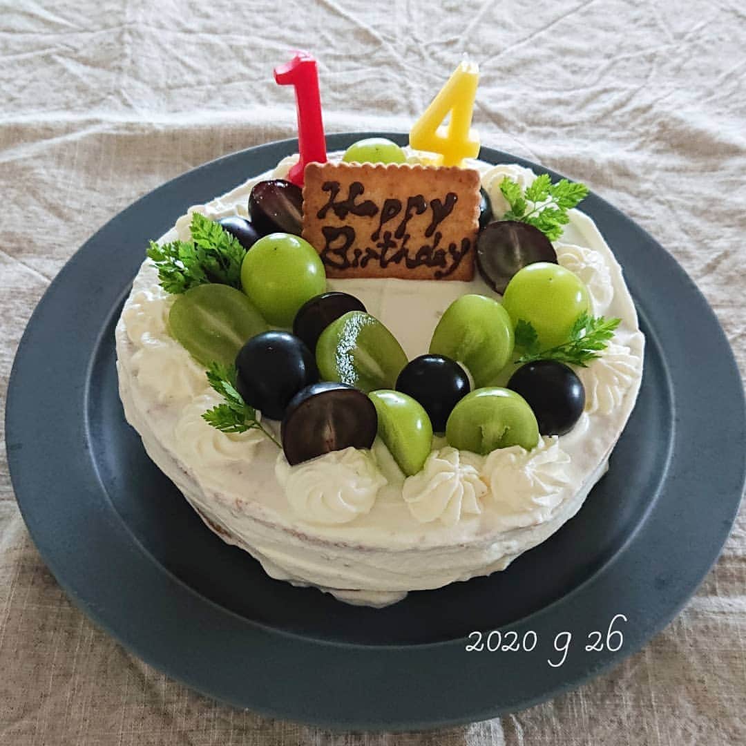 藤森夕子さんのインスタグラム写真 - (藤森夕子Instagram)「今日で14歳の息子！ 初めてバースデーケーキ作ったよ(^^ゞ  プレートは、ココナッツサブレにチョコペンで！ 今まで、ケーキ作る余裕なくて😅 キャラクターや写真のケーキ頼んだり、あと外食してお祝いしたりしていたけど、いつかは手作りケーキで家族揃ってお祝いしたいと思っていたから準備していて嬉しかった(^.^)久しぶりにスポンジもちゃんとふんわり焼けて良かった。しかし、側面に生クリーム塗るのは難しい～😅  14歳か～！ついこの前まで小学生…幼稚園児だったなぁって思ったりもするけど、 改めて数字で見るとズシっと来るものがあるな。  健康第一で、これから更に様々な事に責任感もってチャレンジし、楽しい学生生活を送ってほしいな😉✨ #バースデーケーキ#手作りケーキ #誕生日ケーキ #息子ケーキ #誕生日おめでとう #マスカットケーキ #ぶどうケーキ #中学生男子 #甘党男子#イイホシユミコ #いいほしゆみこ#イイホシユミコアンジュール#緒方エッグファーム」9月26日 20時35分 - yukofujimori2525