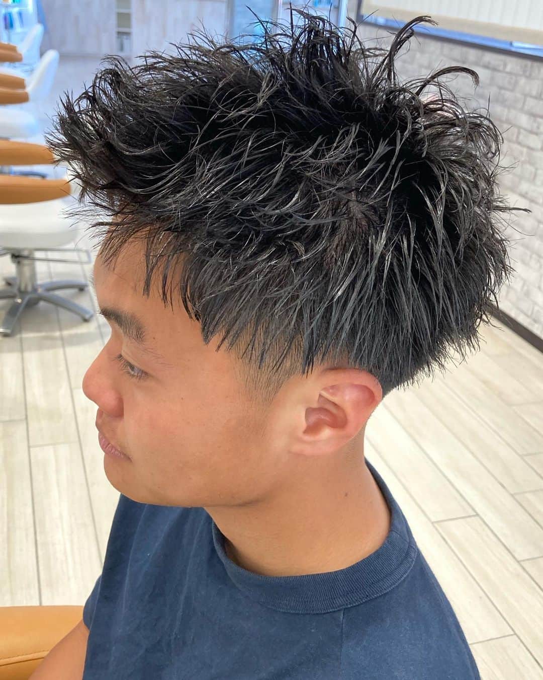 のインスタグラム：「黒髪でも強制的に束感が出るソフトツイスト。  #メンズカット #メンズパーマ #ツーブロック #刈り上げ #メンズショート #ソフトツイスト #黒髪」