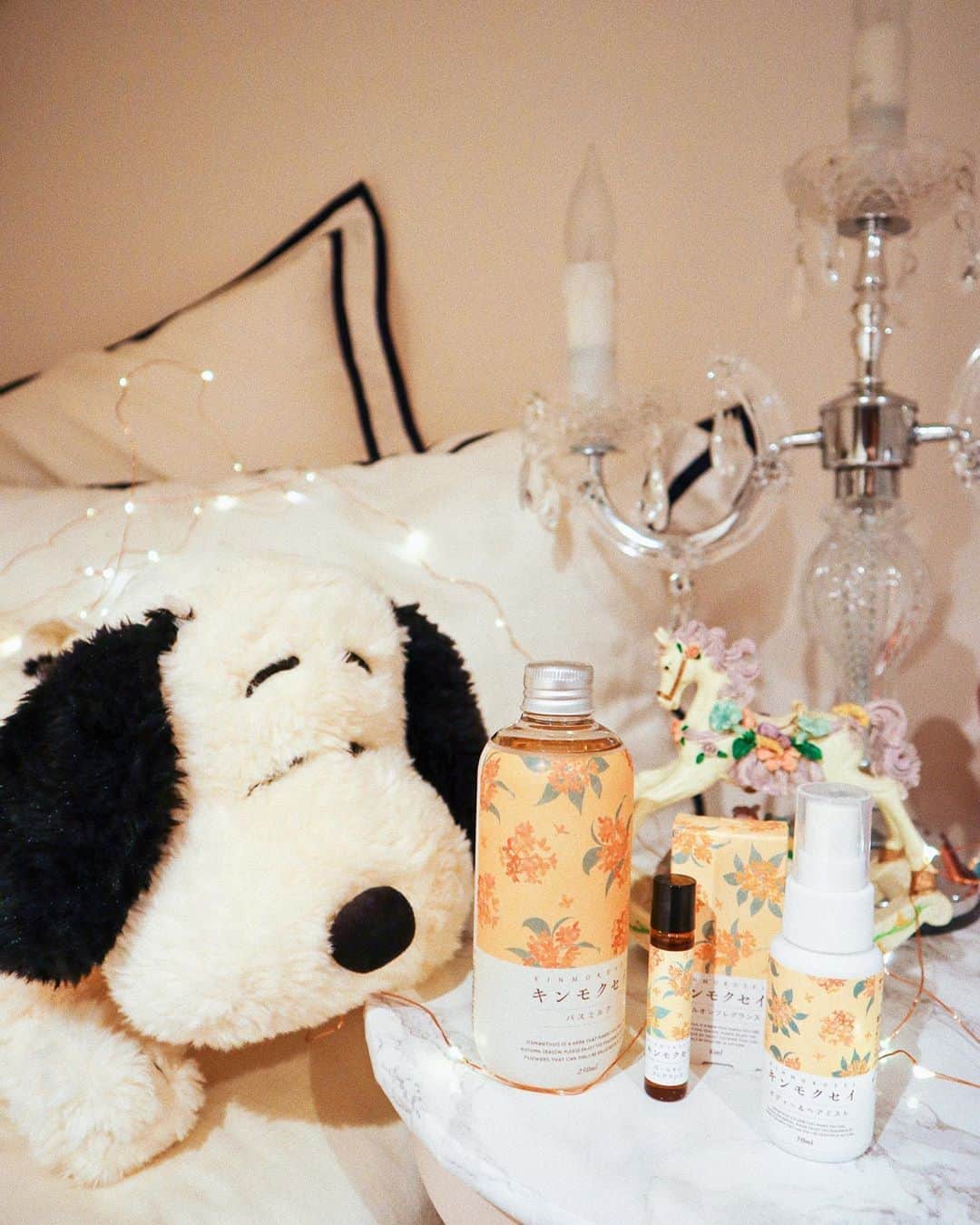 のインスタグラム：「💐💫🐶﻿ ﻿ ﻿ #生活の木 の#キンモクセイ シリーズ💐﻿ ﻿ ﻿ ﻿ 妹ちゃんがくれたのを﻿ やっと開けました😍💞﻿ ﻿ ・バスミルク﻿ ・ボディー&ヘアミスト﻿ ・ロールオンフレグランス﻿ ﻿ どれもいい感じ💭🛀💐﻿ ﻿ ﻿ ﻿ ﻿ 今年はかなり家にいるから﻿ 初めてshiroも買えたよー！😂💕﻿ 届くの楽しみだ☺️💐💫﻿ ﻿ ‎𓂃 𓈒𓏸 ‎𓂃 𓈒𓏸 ‎𓂃 𓈒𓏸 ‎𓂃 𓈒𓏸 ‎𓂃 𓈒𓏸﻿ #inmyroombyayanon #osmathus」