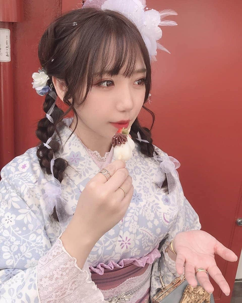 永瀬那奈のインスタグラム：「おいしい可愛いお団子たべた～よ🍡 * このあと串でうまく食べれなくてめっちゃ笑っちゃった * #着物 #着物レンタル #浅草 #浅草着物レンタル #浅草食べ歩き #kimono #发型 #ヘアアレンジ #リボンアレンジ #謎の手」