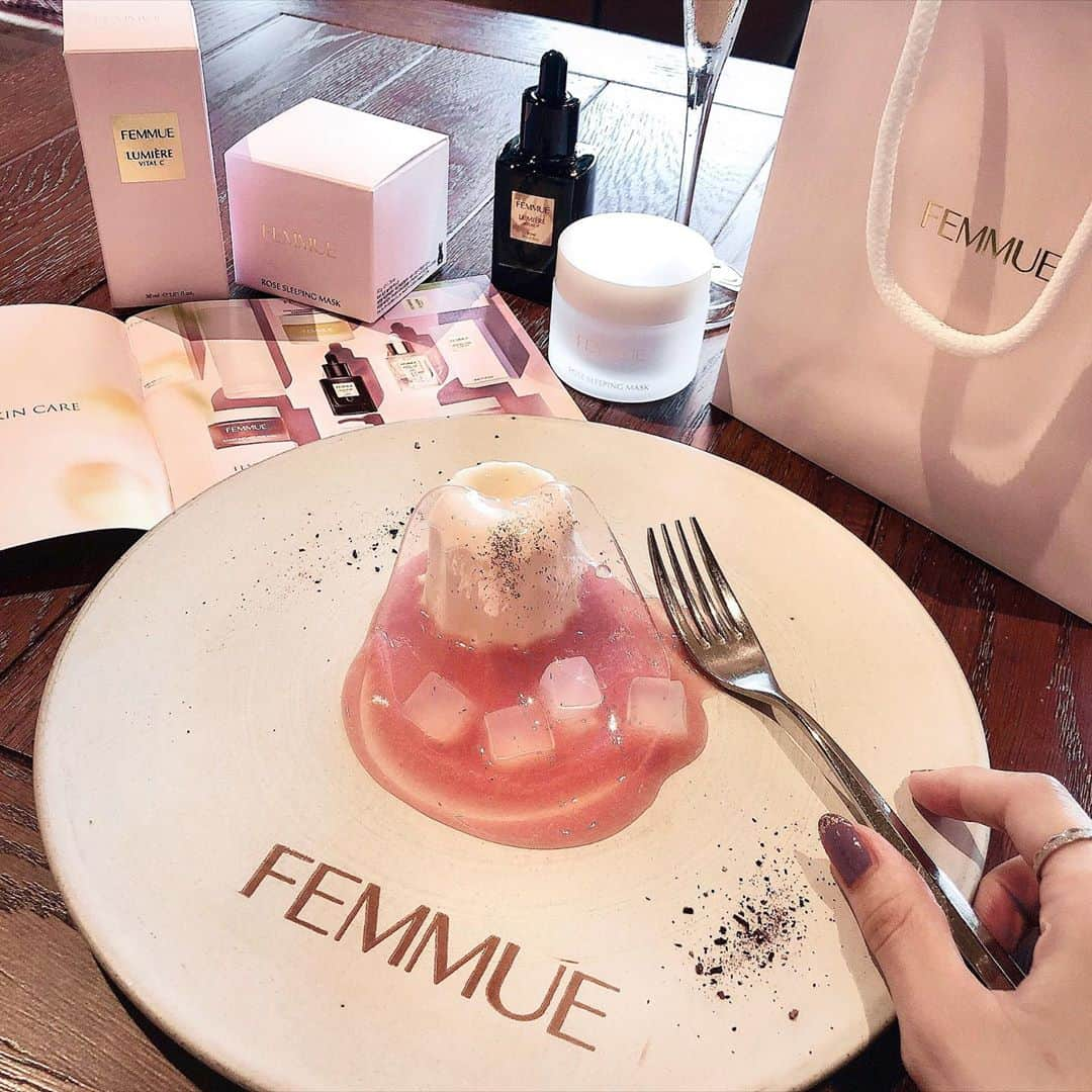 ちーちゃんさんのインスタグラム写真 - (ちーちゃんInstagram)「🌸 ・ 名駅のゲートハウスにて FEMMUE(@femmue_japan )の スペシャルイベントに参加してきました🌹 ・ いろいろ説明を聞いていたら とっても魅力的なブランドで 人気な理由がわかったよ💡 ・ コスメキッチンで売れ筋No1で、 人気スタイリストの 百々千晴さんもおすすめしていた ルミエールヴァイタルC 使うの楽しみだな🥺✨ ・ そして１枚目のスイーツは 9/26(土)-10/25(日)の期間のみ 食べることができる FEMMUE×THE GATEHOUSE の コラボレーションスイーツ🍰🍴 ・ ファミュのカラーである 白とピンクでできてて最高にかわいい🥺 レアチーズと桃だよ🍑♡ ・ ・ #FEMMUE#ファミュ#cosmekitchen#コスメキッチン#ゲートハウス#名古屋#名駅#ゲートタワー#名古屋カフェ#名駅カフェ#カフェ#カフェ活#カフェスタグラム#スイーツ#名古屋グルメ#cafe#nagoya#thegatehouse」9月26日 20時47分 - ___c.chan__