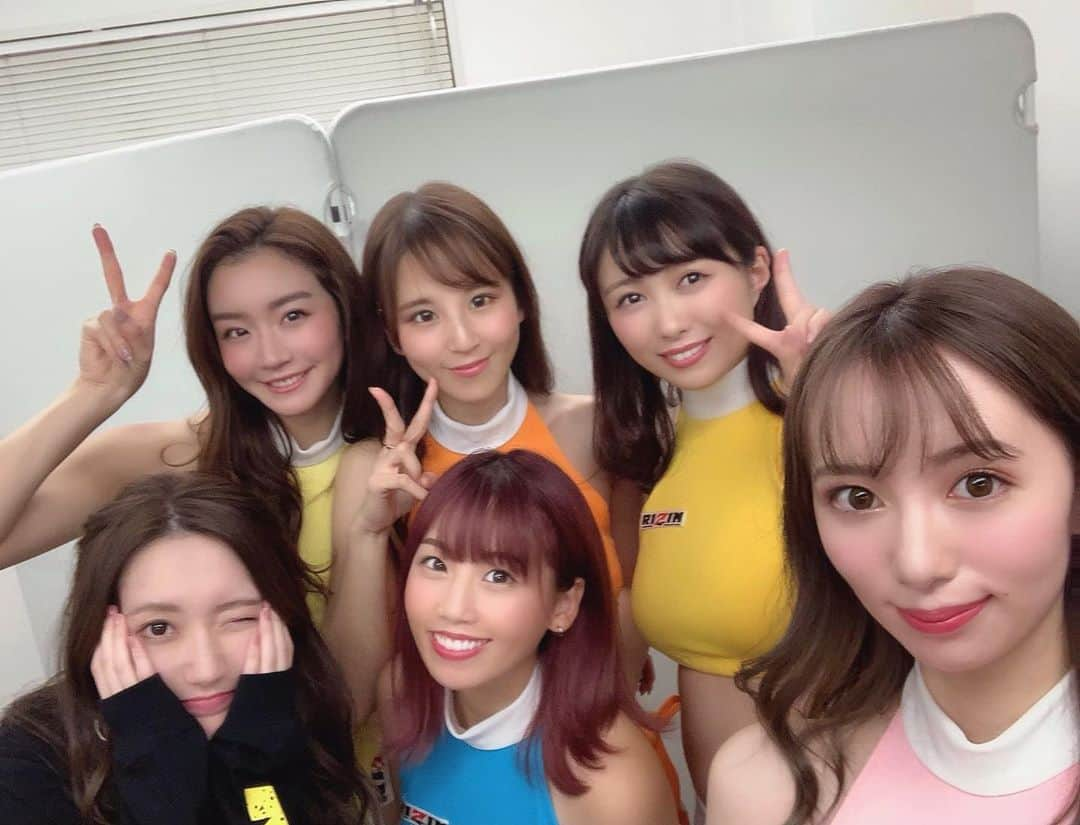 五十川ちほのインスタグラム：「RIZINガール撮影会お疲れ様でした🧡🧡 楽しかった〜(*＾-＾*)✨ みんなも楽しんでくれてたら嬉しいなー💓 . そしてこの衣装は今日でラストで、明日のRIZIN.24からはNEW衣装です(*＾ｍ＾)ワクワク♫ . そして試合が本当に楽しみ🥰 会場にお越しの皆様、テレビ、配信でご覧の皆様、いーっぱい楽しみましょうね🥊🔥 . . #RIZIN #RIZINff #RIZIN22 #RIZIN23 #RIZIN2020  #MMA #kickboxing  #ringgirls #ringgirl #roundgirl #modellife #dreamjob #costume #orange #japan_of_insta #japanesegirl #japanesemodel #likeforlikeback #followers #portraitmodel #portrait_shots  #RIZINガール  #ラウンドガール　#総合格闘技 #キックボクシング #コスチューム　#レースクイーン  #五十川ちほ　#ちーころ」