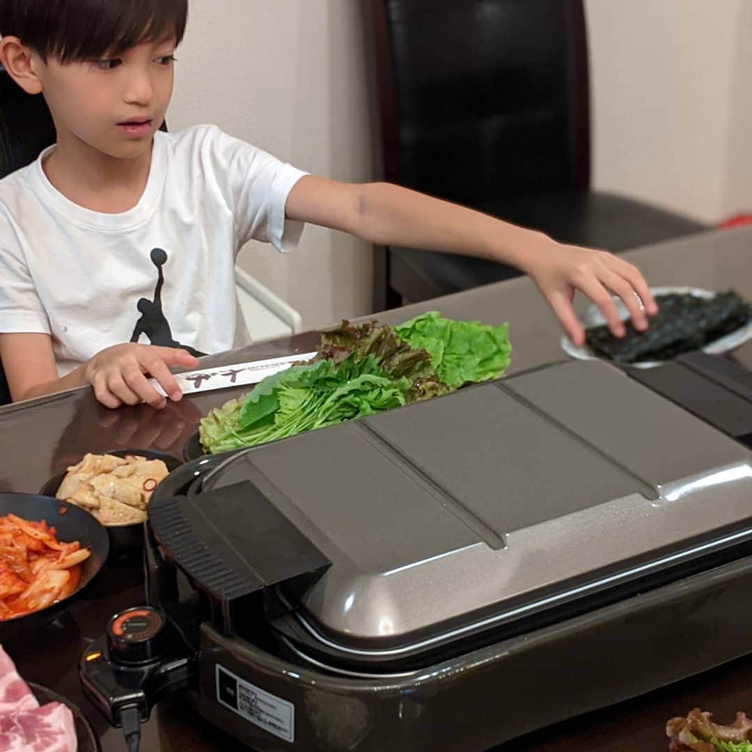 真山景子のインスタグラム：「おうちでサムギョプサル食べたくて、やさい村大地さんでお取り寄せ💖息子も大喜び！ 自宅のホットプレート大活躍だあ😋 外食するより全然お得でしかも盛るだけ、焼くだけ✨✨✨✨✨これはリピーターになっちゃうやつ🤫🤫🤫🤫🤫4人前で値段も6,000円ちょいだよ👍👍  セット内容　３～４人前 ＜お肉＞ ・豚バラ ・豚肩ロース ＜野菜＞ ・野菜パック2袋 ・玉ねぎ ＜おかず＞ ・韓国おでん ・キムチ ・わさび大根 ・韓国のり2パック ・にんにく ・ねぎ ＜調味料＞ ・自家製味噌 ・ごま油 ・ごまポン酢 ・ねぎソース ・塩コショウ  #やさい村大地 #サムギョプサル #テイクアウト #赤坂グルメ #ホームパーティー #韓国料理 #bbq #ホームサムギョプサル #略してホムギョプサル #ホムギョプサル　#ホムギョプサルチャレンジ」