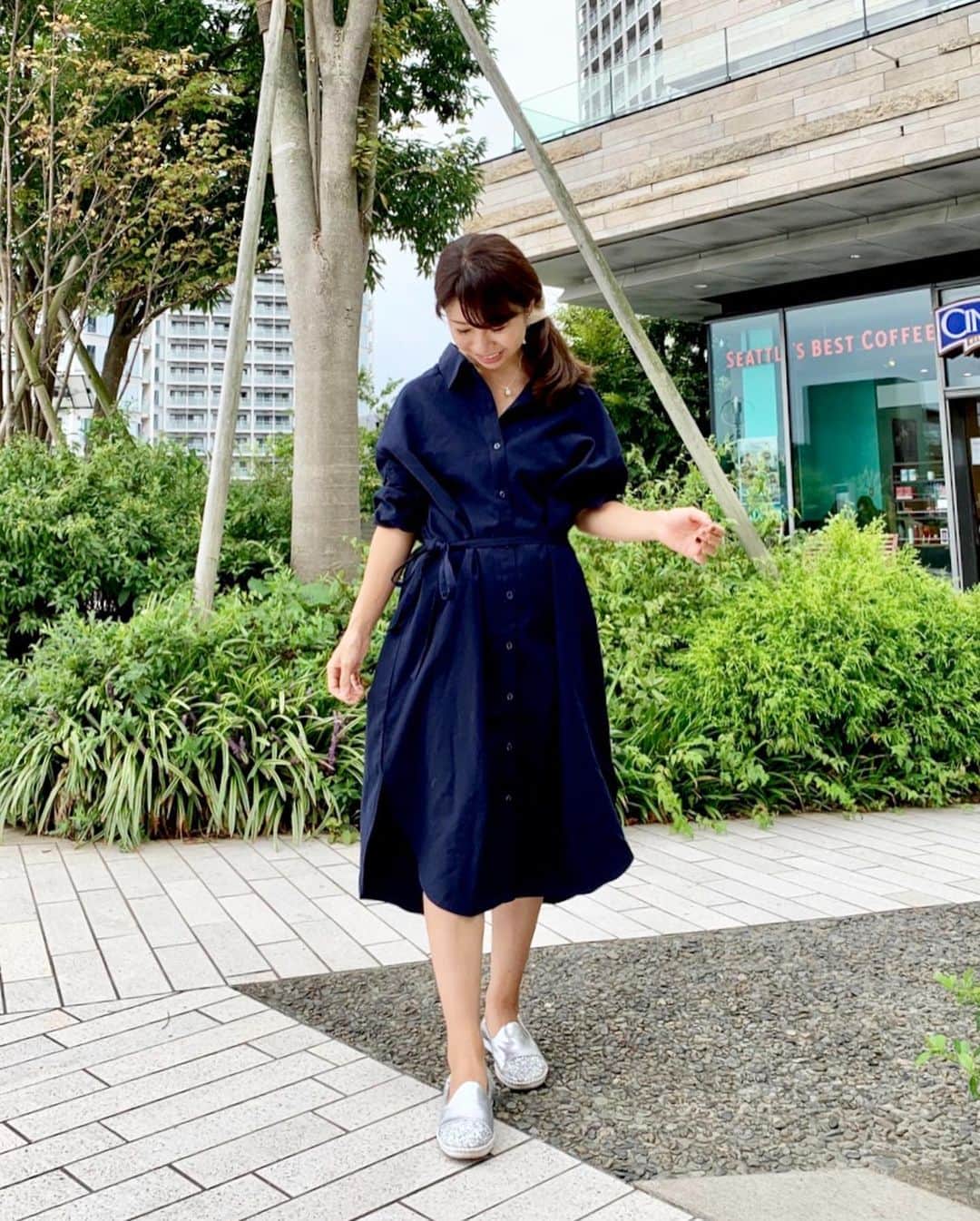 こままりえさんのインスタグラム写真 - (こままりえInstagram)「𝑁𝑎𝑣𝑦 × 𝑏𝑒𝑖𝑔𝑒 . one-piece…#selectlevery shoes…#deochoAdeocho  hair accessory…#AngeBloom . ママになってからネイビーを着る機会が カナリ増えました😊 ONもOFFも使える万能カラー🥰 @selectlevery_official のワンピは 生地もしっかりしていて使いやすい〜✨ もっと寒くなってきたら レギンスを合わせようと思っています💡✨ . ネイビーとベージュで 娘ちゃんとリンクさせました😉 . 秋はすこし痩せようと… @sbeautyclinic に通おうと😌🍁✨ 今週セルトーンとヴァンキッシュに行ってきて また2週間後も予約入れちゃった💗 . #エスビューティークリニック #セルトーン #ヴァンキッシュ #fashion #coordinate #ootd #outfit #code #mamacode #152cm #まりえコーデ #コーディネート #コーデ #ママコーデ #ママファッション #大人可愛い #30代ママ #二児ママ #セレクトリベリー #ファッション通販 #トレンドファッション #ママコーデ #30代ファッション #30代ママ #大人カジュアル #アンジェブルーム #デオーチョアデオーチョ #リンクコーデ #ネイビーコーデ」9月26日 20時43分 - komamarie