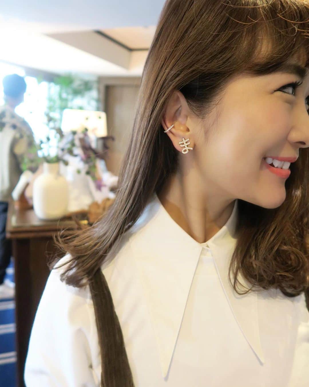 Mai Wakimizuのインスタグラム：「今日はYONの展示会へ伺いました♡ドキドキしながらも一歩踏み入れるとそこは夢の空間。事前に予習をしていたものの、実際手に取るとまた違う。あれこれ悩みながら、まのイヤリングに合わせてイヤーカフをオーダーしました＼(^o^)／素敵なジュエリーに囲まれて、そしてYONを手掛けられている葉子さんひでやさんにもお会い出来、幸せなひと時でした♡やっぱり美しいものって良いな♡ #yon」