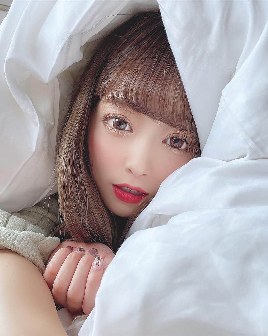 りなてぃさんのインスタグラム写真 - (りなてぃInstagram)「﻿ ﻿ ﻿ ﻿ ひょっこり🛌♡﻿ 毎日朝も夜も心地いいね🍁﻿ ﻿ 一緒にクッキングして🍳楽しかったなぁ〜﻿ ﻿ ﻿ ﻿ 最近は仕事終えて、やることやって﻿ お布団の中に入ってごろーんてしながら﻿ 身体伸ばす瞬間がしあわせ。（笑）﻿ ﻿ 福井の旅﻿ Movieも作ってるから明日載せよーっと🤤💓﻿ ﻿ ﻿ あ〜早くアウターが着たい🙊﻿ 実はもう3つも持ってる。←﻿ ﻿ ﻿ #カラコン #アイメイク #ラッシュリフト ﻿ #シルバーアクセサリー #デカ目メイク #コスメ ﻿ #コスメ好き  #自まつ毛メイク #りなてぃー﻿ #福井ホテル #福井 #アーバンリゾート﻿ ﻿ ﻿ 明日食べるフルーツがもうなーーーい。💭やーん。﻿ ﻿ ﻿ ﻿ ﻿」9月26日 20時43分 - rinatea_25