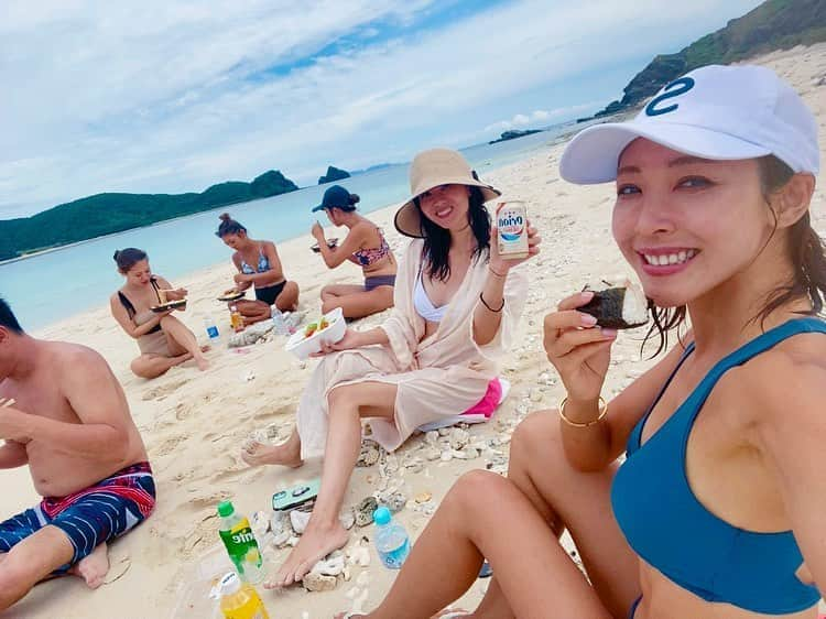 長谷川朋美さんのインスタグラム写真 - (長谷川朋美Instagram)「#座間味島 では船をチャーターしてみんなでクルーズ＆#素潜り ‼️ ・ ランチは#無人島 で#ピクニック 🏝 ・ この夏の最高の思い出です🌈 ・ みんな、そして自然よ、ありがとう😆❤️ ・ #skindiving #スキンダイビング #zamami #zamamiisland #kerama #keramaislands #summer #vacation #blueocean #ドローン撮影 #dronephotography」9月26日 20時46分 - hasegawa.elena.tomomi