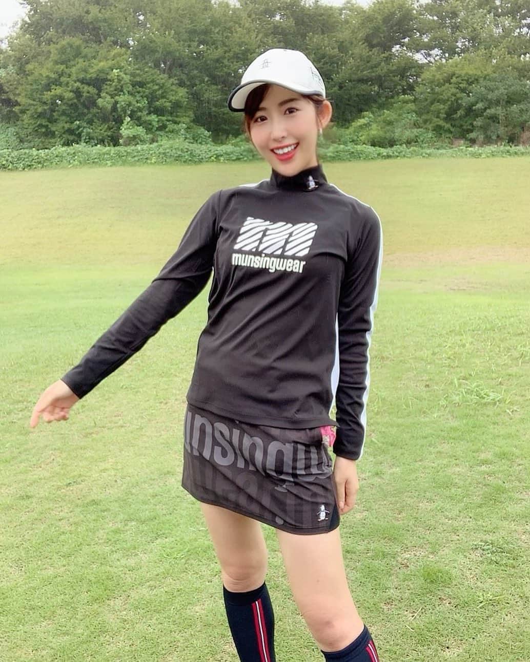 のインスタグラム：「長袖の季節になりましたね⛳️🍇 春に揃えたウェア🏌️‍♀️やっと着れたよ🥺💗 シンプルで可愛い😍 ・ 9/30 20時〜ファンスタオンラインオフ会 是非ご参加おまちしております⛳️🌸 https://fanmeetingstudio.com/  #ゴルフトゥデイ #gtバーディーズ #マンシングウェア #デサント#ゴルフウェア#ゴルフコーデ#ゴルフ女子#ゴルフ好き#ゴルフ好きな人と繋がりたい#女子ゴルファー#ゴルフ練習#スポーツコーデ#スポーツ女子#golf #golflover #golfgirls #golfwear #golffashion #munsingwear #instagolf #followme #lol #골프 #高尔夫球#kira#kirastar」
