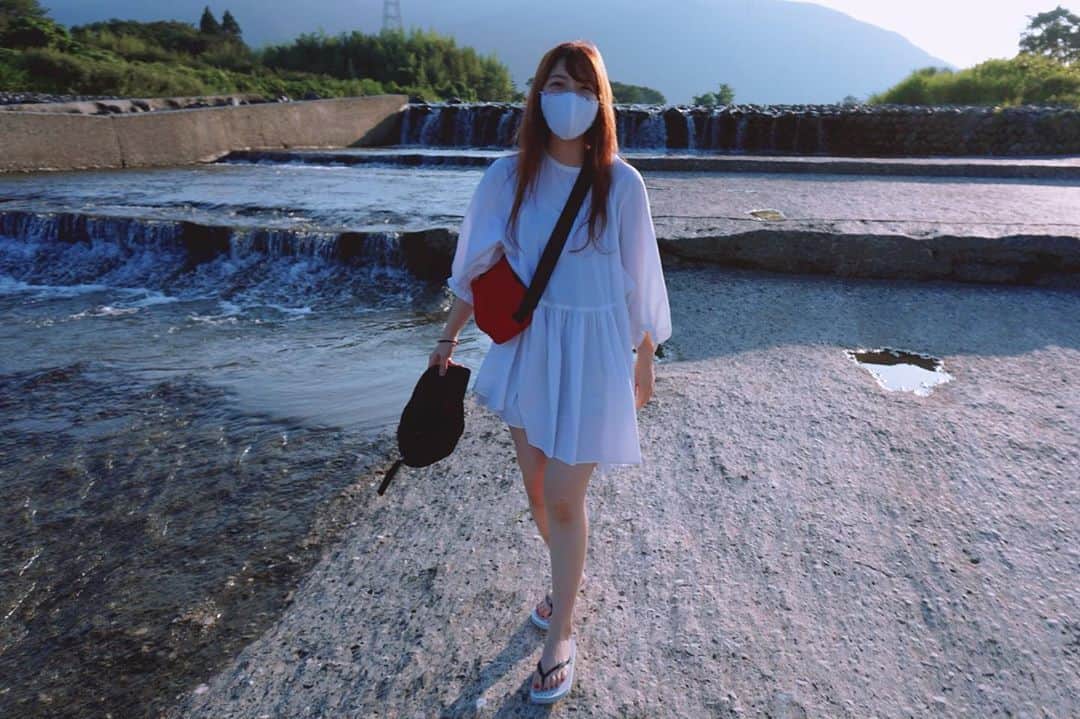 白井奈津さんのインスタグラム写真 - (白井奈津Instagram)「綺麗そうと思って近づいたらそうでもなかった川でのお写真📸  #場所間違えた #ビーサンはいたのに」9月26日 20時56分 - shirai_natsu
