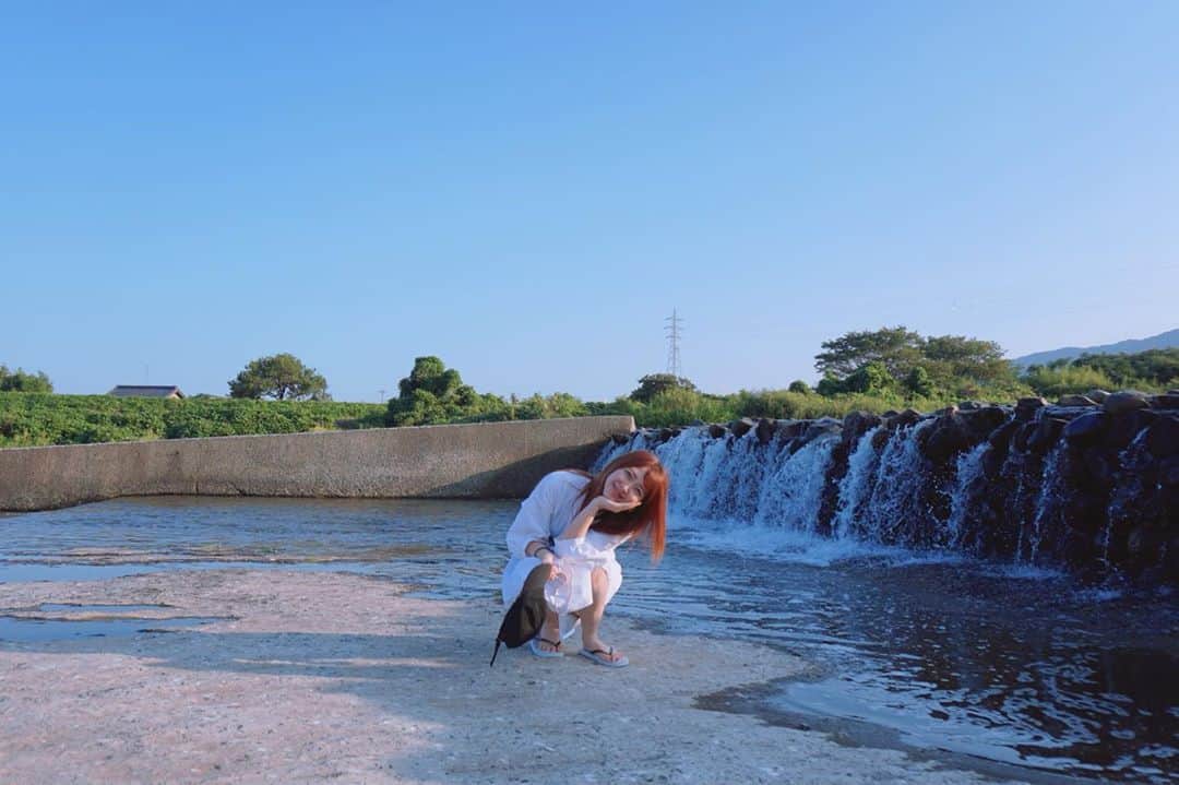 のインスタグラム：「綺麗そうと思って近づいたらそうでもなかった川でのお写真📸  #場所間違えた #ビーサンはいたのに」