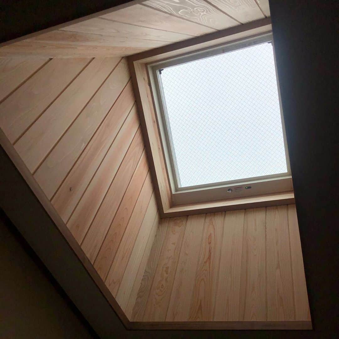 建築マルヨのインスタグラム：「天窓 その二。  #大工さん #設計施工 #綾部市」