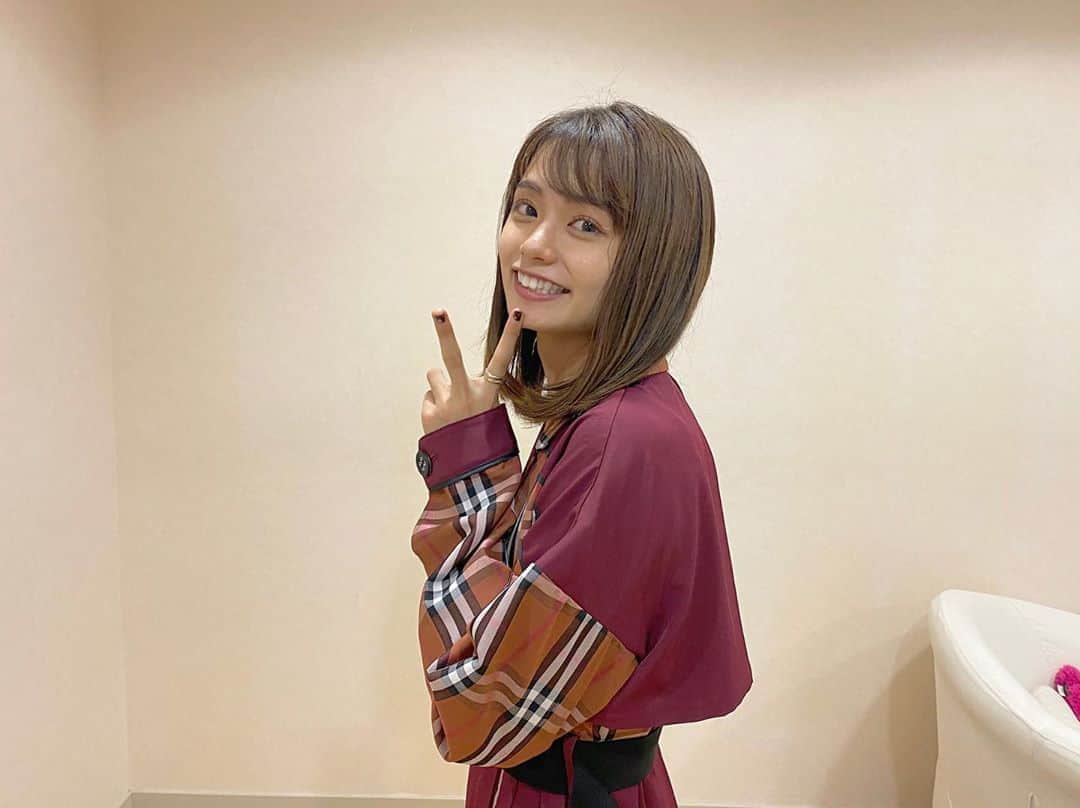 足立佳奈のインスタグラム：「すっかり秋だなぁ。 今年は、 冬になる前に、 落ち葉で"ヤキイモ"するのが私の目標。🍠  #今日の足立 #やきいも  #あだちふく」