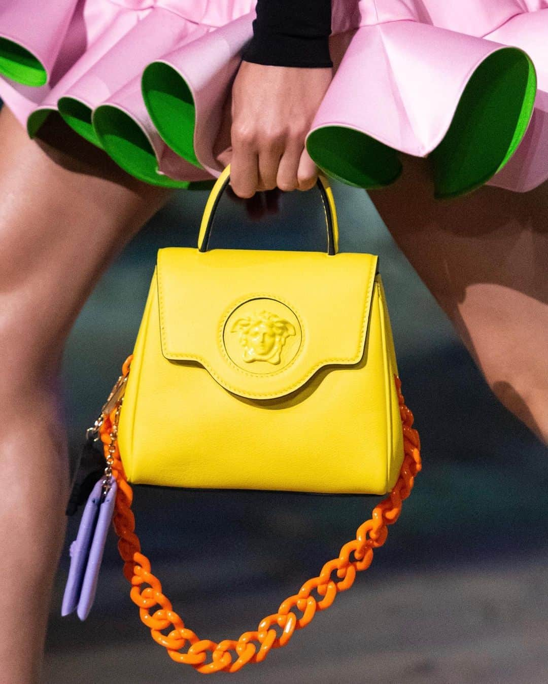 ジャンニヴェルサーチさんのインスタグラム写真 - (ジャンニヴェルサーチInstagram)「La Medusa 🔱 a new handbag line introduced this season boasts the mythical ruler of #Versacepolis. Explore #VersaceSS21 through the link in bio. #VersaceLaMedusa #MFW」9月26日 21時04分 - versace