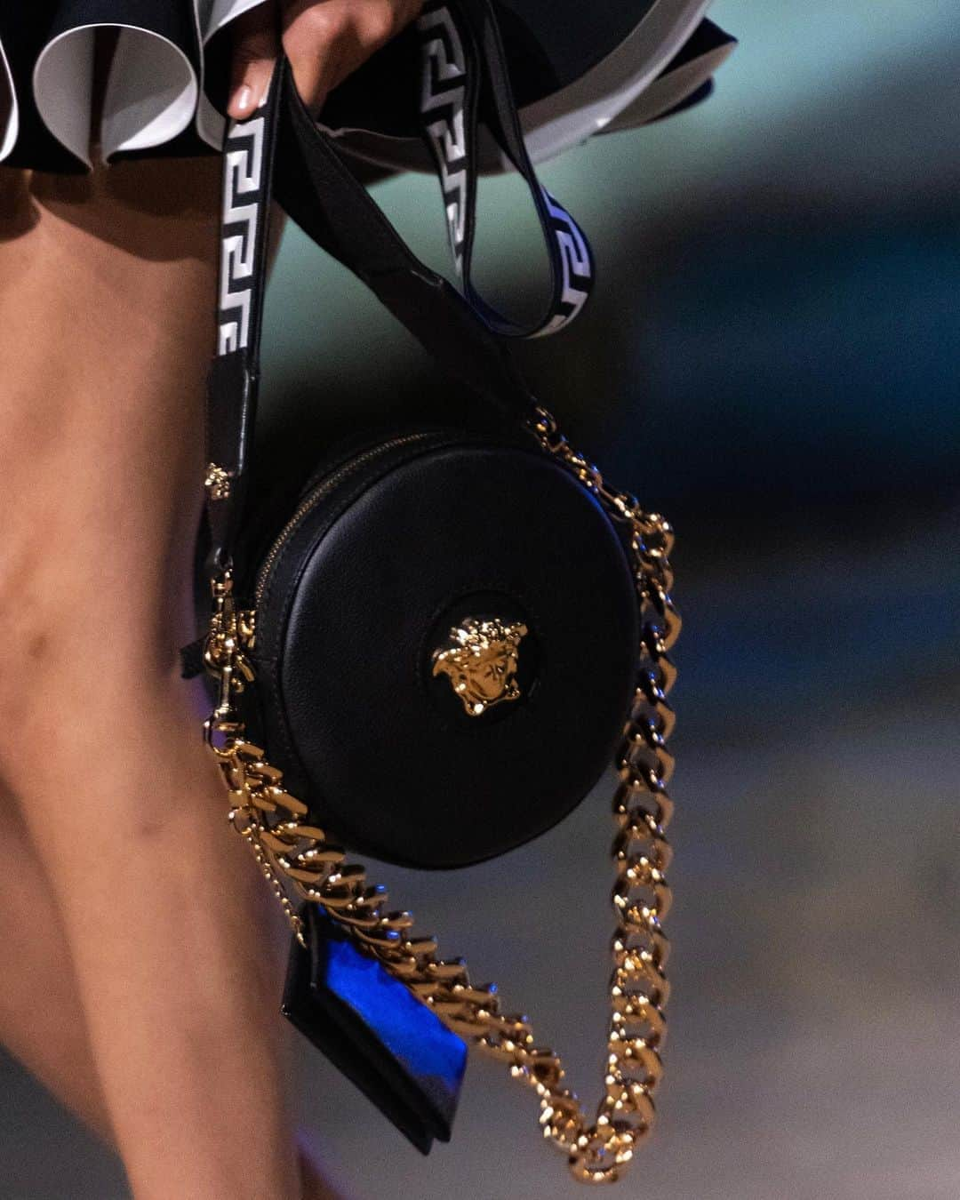 ジャンニヴェルサーチさんのインスタグラム写真 - (ジャンニヴェルサーチInstagram)「La Medusa 🔱 a new handbag line introduced this season boasts the mythical ruler of #Versacepolis. Explore #VersaceSS21 through the link in bio. #VersaceLaMedusa #MFW」9月26日 21時04分 - versace