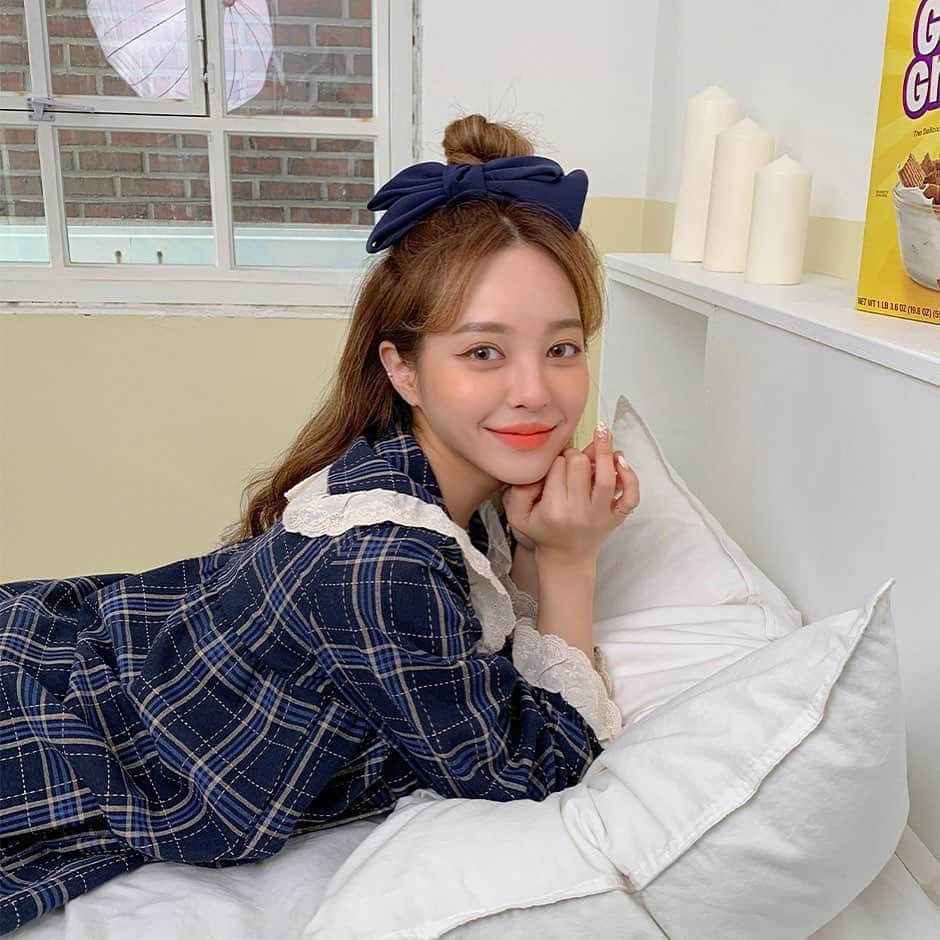 Chuuのインスタグラム：「체크패턴과 레이스 디테일이 사랑스러운 파자마🌙  사랑스러운 파자마와 함께 오늘부터 꿀잠🌕🍯  #chuu#꿀잠파자마」