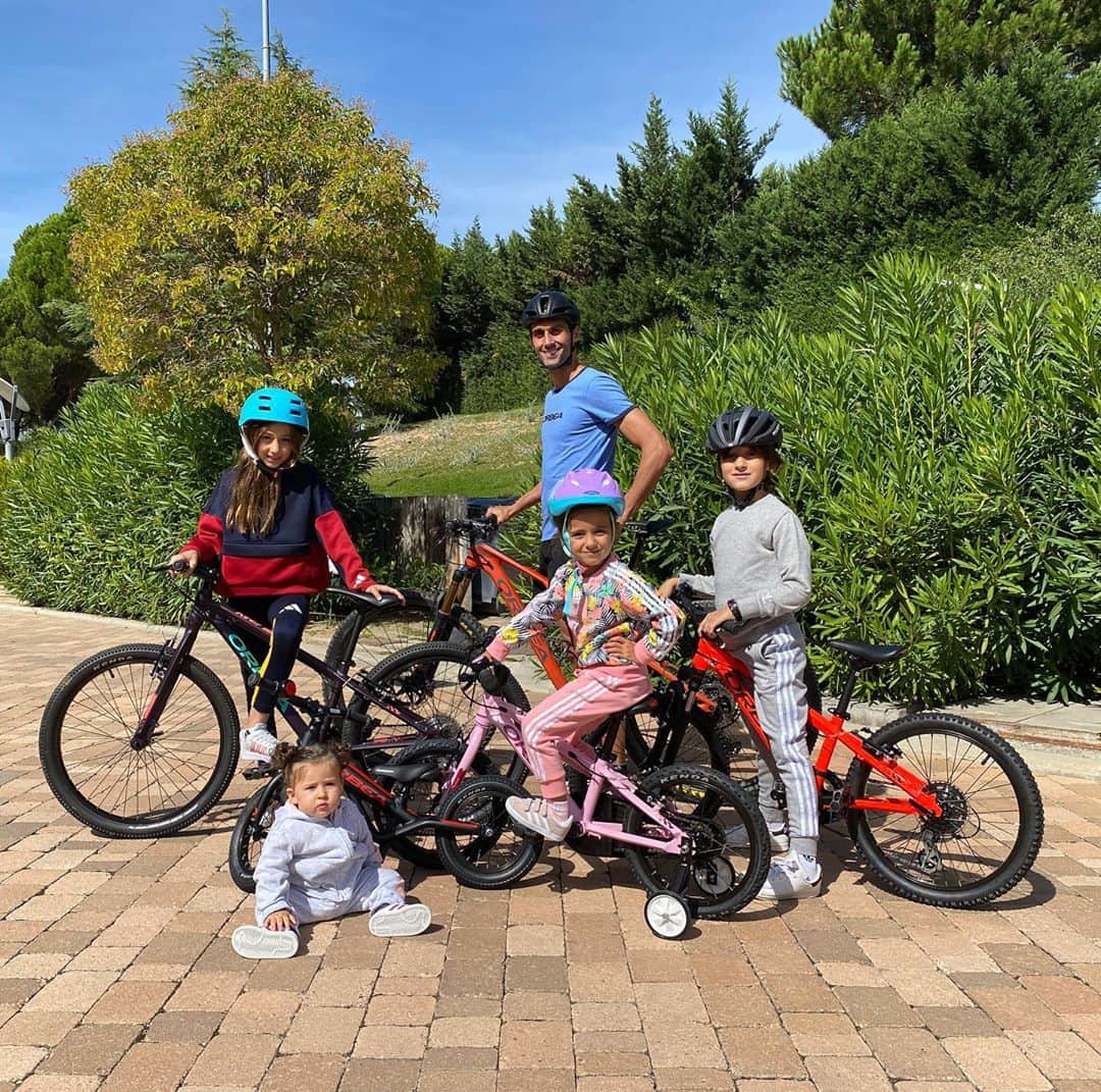 のインスタグラム：「Paseo mañanero con las bicis e Inés ya se quería venir con la suya! 😂🤟🏼」