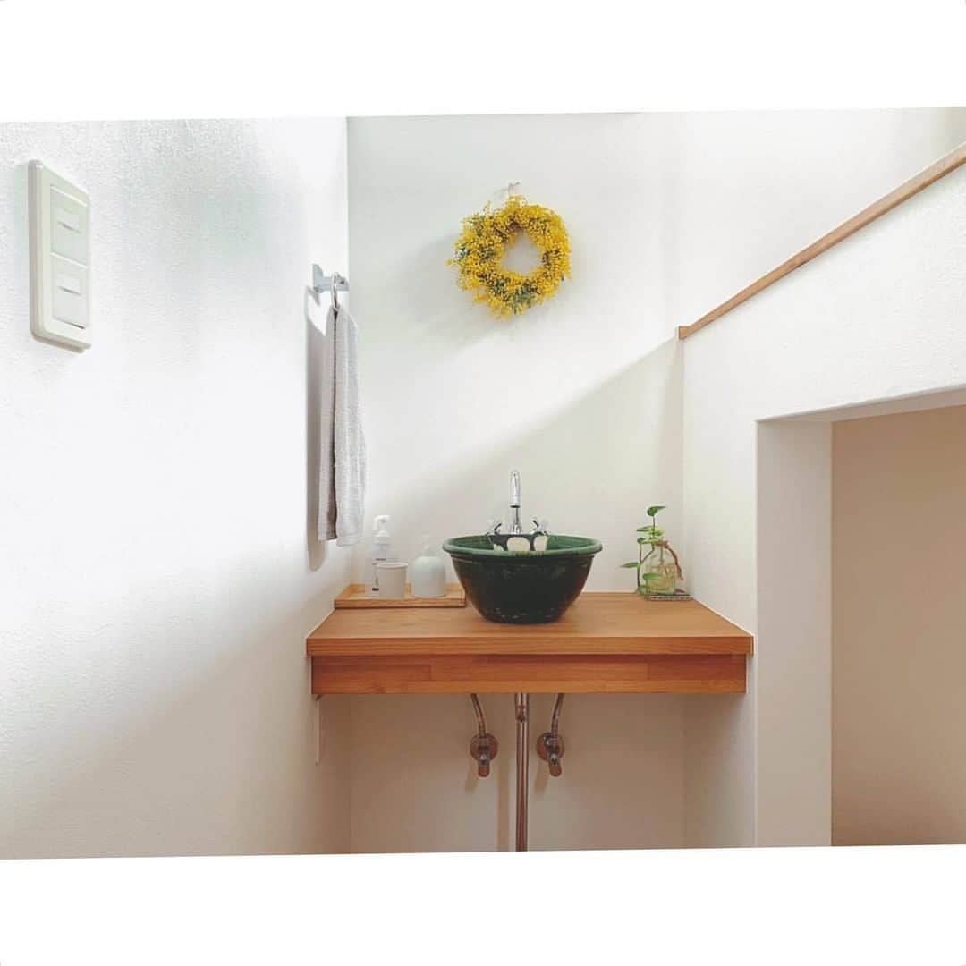 シンプルホーム公式アカウントさんのインスタグラム写真 - (シンプルホーム公式アカウントInstagram)「ウッドを基調とした温かみのある空間に並ぶカフェスタイルのキッチン・ダイニング✨ . スキップフロアや造作洗面台など、 @yuuko_ouchi さんのお宅は見ていてワクワクするスポットがたくさんです😊💕 . きれいに整えられた清潔感溢れるパントリーからは、丁寧な暮らしぶりが伺えますね🍀 . . こちらの素敵なお写真は @yuuko_ouchi さんの1枚です。 @yuuko_ouchi さんのIGは素敵なお写真ばかりですので、みなさんもぜひ参考にしてみてくださいね💕 . . ----------------------------------------------- シンプルホーム公式アカウントでは、みなさんのシンプルで洗練されたお部屋や暮らしのアイデアを毎日ご紹介しています✨ . 『 #シンプルホーム 』をつけて投稿いただいた中から素敵なお写真をご紹介していますので、ぜひ投稿してみてくださいね🎉 ----------------------------------------------- . . #シンプルな家 #シンプルに暮らす #シンプルな生活 #部屋づくり #すっきり暮らす #こだわりの家 #ナチュラルライフ #暮らしを楽しむ #日々の暮らし #住まい #マイホーム #マイホーム計画 #おうち #北欧インテリア #シンプルインテリア #家づくり」9月26日 21時00分 - simplehome_official