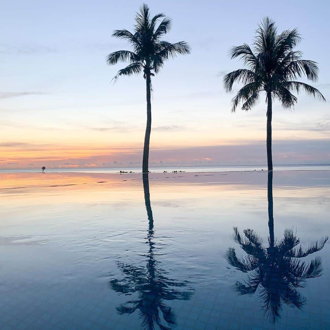RIEさんのインスタグラム写真 - (RIEInstagram)「【 沖縄 / @hotelmoonbeach 】﻿ ﻿ 青い空、青い海を独り占めできちゃう﻿ プライベートビーチあり🏄‍♀️﻿ ホテルが所有してる無人島もあり🏖﻿ マリンスポーツもできるリゾート天国🏝﻿ ﻿ インフィニティプール🐠もあって﻿ プールに反射するヤシの木が最高すぎる🌴﻿ ‬﻿ ‪神秘的なマジックアワーは﻿ 言葉にならないほどの絶景でした🌙﻿ ﻿ コロナ対策もしっかりされているので﻿ ゆっくりホテルステイしたい人にも﻿ アクティブに過ごしたい人にも﻿ 本当におすすめできる推しホテル🏨﻿ ﻿ ﻿ ~~~~~~~~~~~~~~~~~~~~~~~~﻿ ☑︎ ホテルムーンビーチ﻿ ☑︎ 那覇空港より車で約50分(リムジンバス有)﻿ ~~~~~~~~~~~~~~~~~~~~~~~~﻿ ﻿ ﻿ #ホテルムーンビーチ #ムーンビーチホテル #マジックアワー #sunset #夕焼け #リフレクション #ダレカニミセタイソラ #夕焼けの空 #おきなわ気分 #沖縄ホテル #インフィニティプール #infinitypool #沖縄旅行 #okinawatrip #ホテルライク #ホテルプール #ホテルステイ #リゾートホテル #国内旅行 #タビジョ #tabijyomap_okinawa #tabimuse_jpn #genic_mag #genic_okinawa #loves_okinawa #birthdaybashshop #美景 #絶景 #タビジョと繋がりたい #沖繩景點」9月26日 21時01分 - rie_tabi