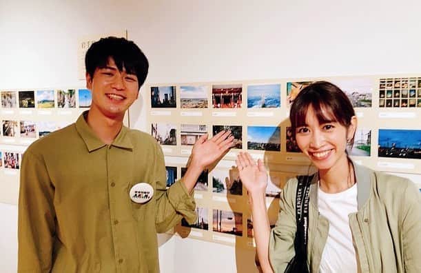 佐藤千晶のインスタグラム：「全市町村1741のまちをバイクでまわって旅をした、かつおさんと😊  気仙沼の写真の前でパチリ。  まだ行ったことのないまちへ思いを馳せたり、旅をしたことのあるまちの風景を懐かしんだり。  かつおさんに聞くと一枚の写真にいろんなドラマが詰まっていて。  全部解説してもらいたく なっちゃいました☺️  ※写真展では、撮影がOKでした！また、かつおさんと写真を撮らせていただいた時のみ、マスクを外させていただきました🙇‍♀️  #かつおさん #仁科勝介さん  #1741のふるさと  #渋谷PARCO #ほぼ日曜日 #走れ歌謡曲」