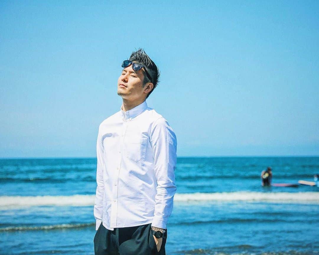 梅川壱ノ介（舞踊家）のインスタグラム：「𝙄 𝙡𝙤𝙫𝙚 𝙩𝙝𝙞𝙨 𝙘𝙡𝙚𝙖𝙧 𝙗𝙡𝙪𝙚. ￣￣￣￣￣￣￣￣￣￣￣￣￣￣￣￣￣ この澄みきった青が好き。  #梅川壱ノ介  #澄みきった  #青 #海」