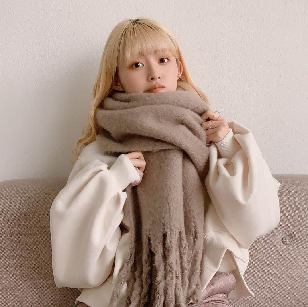 Vannie Officialのインスタグラム：「⠀  【VANNIE U　 もこもこボリュームマフラー　】2,200+tax ⠀  小顔にもなれるたっぷりボリューム感がたまらんかわいい！  ⠀ 《styling》 もこもこ可愛いボリュームマフラーがVANNIEから登場♡ 大判＋あったか生地でこの冬ヘビロテ間違いなし！ 首元に大きく巻くことで可愛さ＋小顔効果に◎ スウェットやニットに巻いて季節感を出したり、 マンパやボアパーカーなどのアウターと合わせて 冬本番は楽しんで♪  ⠀ 《detail》 しっかりとした厚手の生地でかなりの暖かさ◎ カラー展開にこだわりカジュアルさん～ガーリーさんまで 使いこなせるようにしました♪ 冬には定番で持っておきたいもこもこマフラーです！  ⠀ 《fabric》 厚めで防寒効果抜群の生地。 ⠀ ⠀ ⠀ #vannie_u#ヴァニーユー #ZOZOでしか買えない⠀⠀ お問い合わせはDMまでご連絡ください‪‪☺︎‬」
