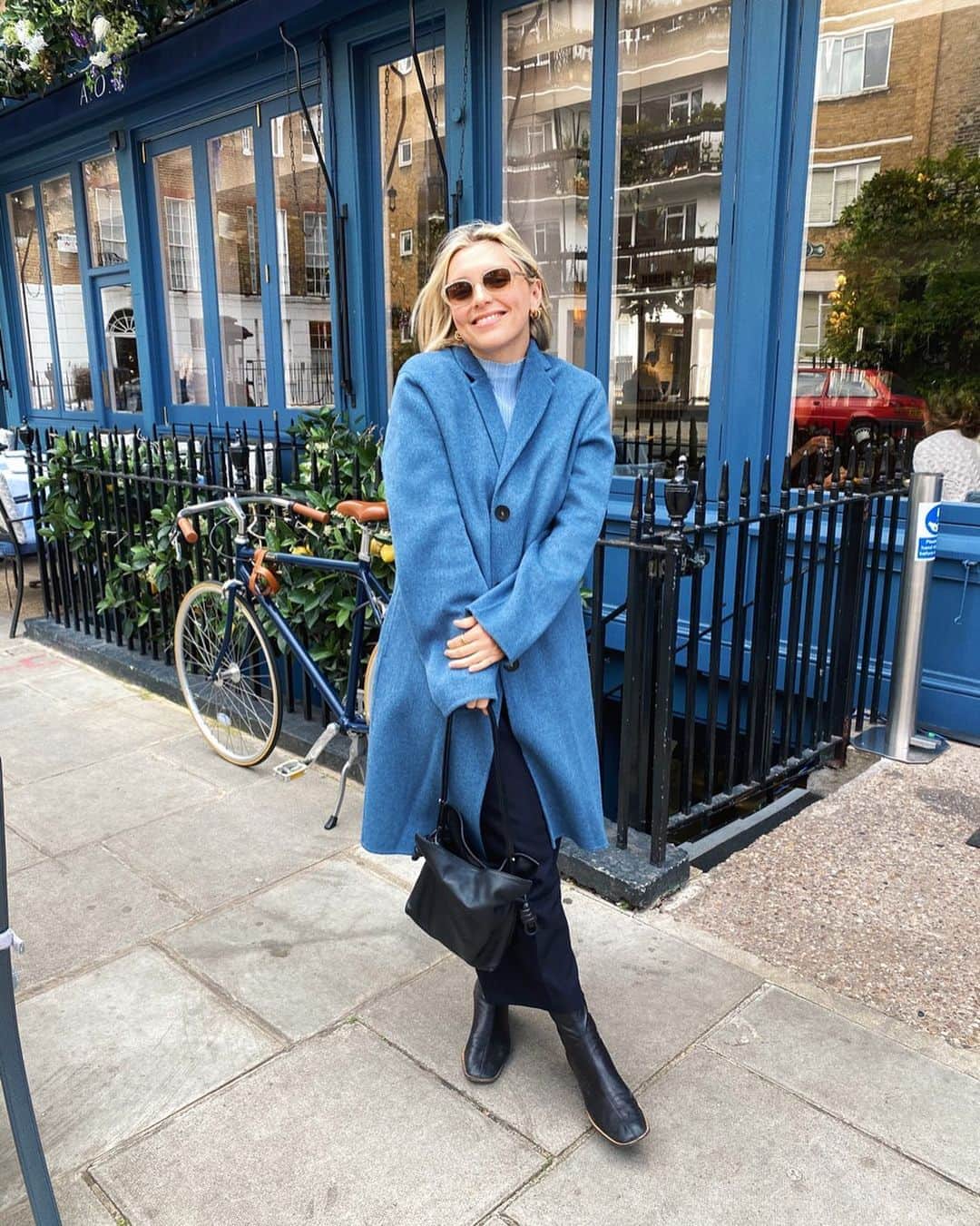 Estée Lalondeのインスタグラム：「I guess it’s Autumn now 🍂💙 #ELwears」