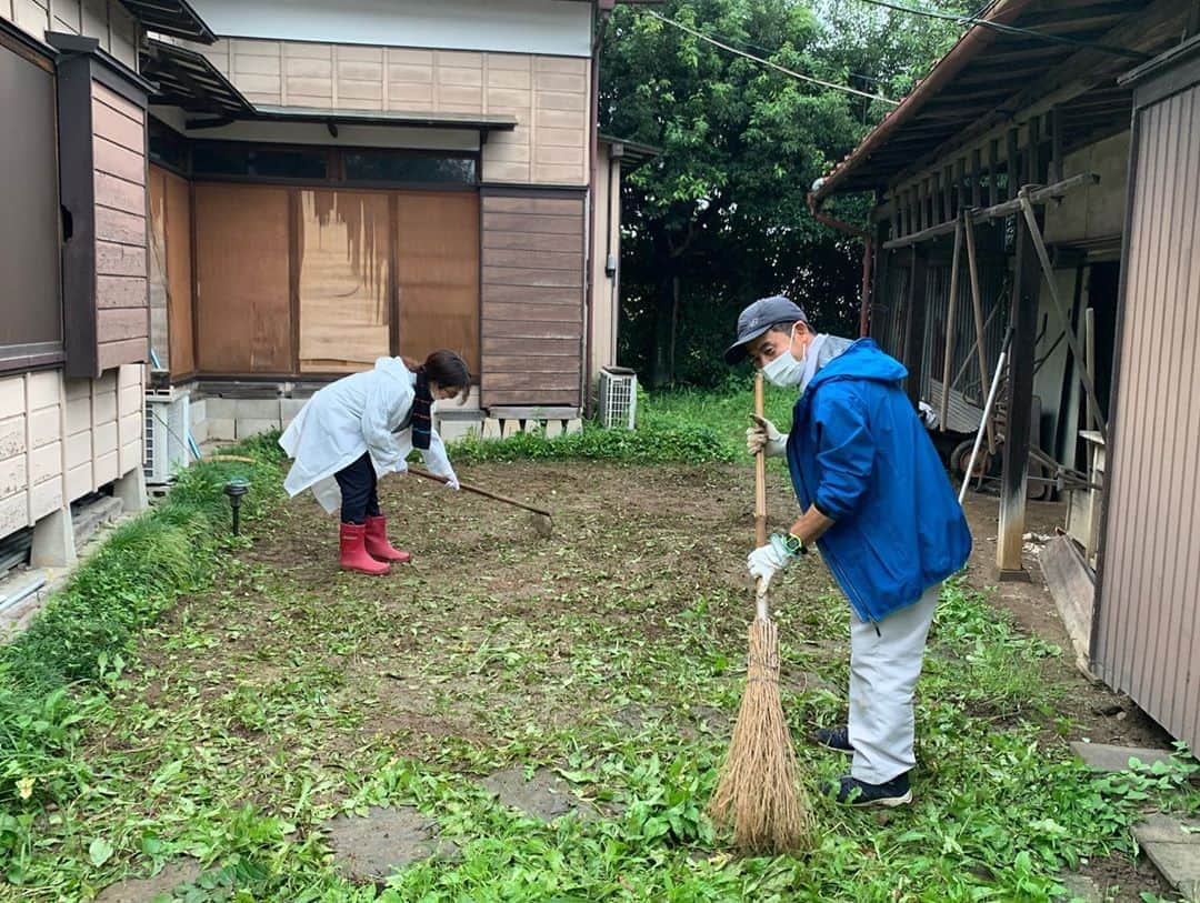 入江悠のインスタグラム：「『シュシュシュの娘』ロケ地のお掃除と草むしり🌱🌿  多くの方にご協力頂き、予想より早く終わりました🙇‍♂️  明日もクランクインへ向けてやること盛りだくさん。」