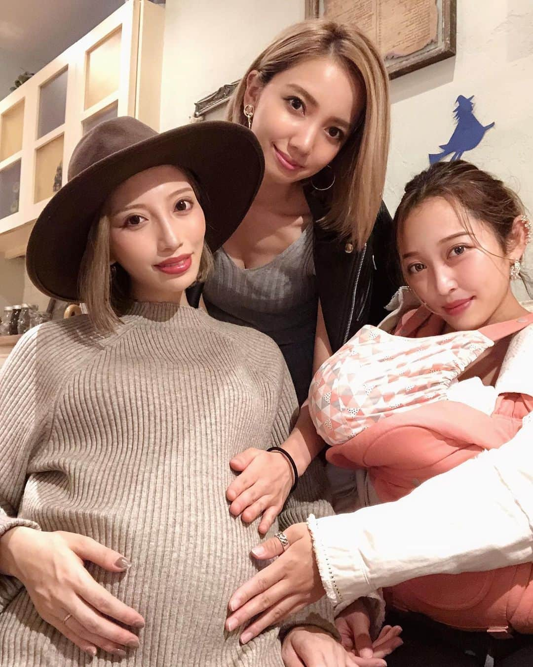 りえさんのインスタグラム写真 - (りえInstagram)「ランチの日👩🏻👶🏻💗 私の出産前に最後のランチ♡ 12時から夕方まであっという間すぎるくらい喋り倒したな👏🏻👏🏻👏🏻  愛しのりーりは、お写真の時に寝てしまった🥺✨ 終始泣かないし、可愛すぎて、食べたくなる笑顔でダンスしてくれるし、どしたらそんなに天使に育つの？👼🏻 私のお子もりーりを見本に天使に育て上げたい🤰🏼💓  当時相当ぎゃるな、2人と今では ママな会話してるのが本当に、笑っちゃいそう🤣🤣🤣すき  #ランチ#恵比寿ランチ#女子会#恵比寿女子会#妊娠後期#臨月#妊娠10ヵ月#ぷんにー#ぷんにーらいふ#マタニティライフ」9月26日 21時07分 - ririri060800