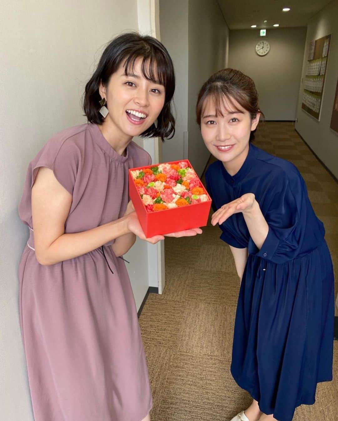 島津咲苗さんのインスタグラム写真 - (島津咲苗Instagram)「今日はちなみさんの誕生日🎂 いつもデルサタのスタジオを 笑顔で包み込んで下さっています✨ ちなみさんの周りはパッと花が咲いたように明るくなるのです♪  一時期、離れたスタジオでの収録も続きましたが こうしてまたスタジオでご一緒できて 直接話ができるのが幸せです。  これからもずっと宜しくお願いします☺️  . . . #happybirthday #鈴木ちなみ さん #お誕生日 #おめでとうございます #デルサタ #メーテレ #アナウンサー #島津咲苗 #お花 #nicolaibergmann #ニコライバーグマン #アナウンサー3人から」9月26日 21時09分 - sanae_shimazu