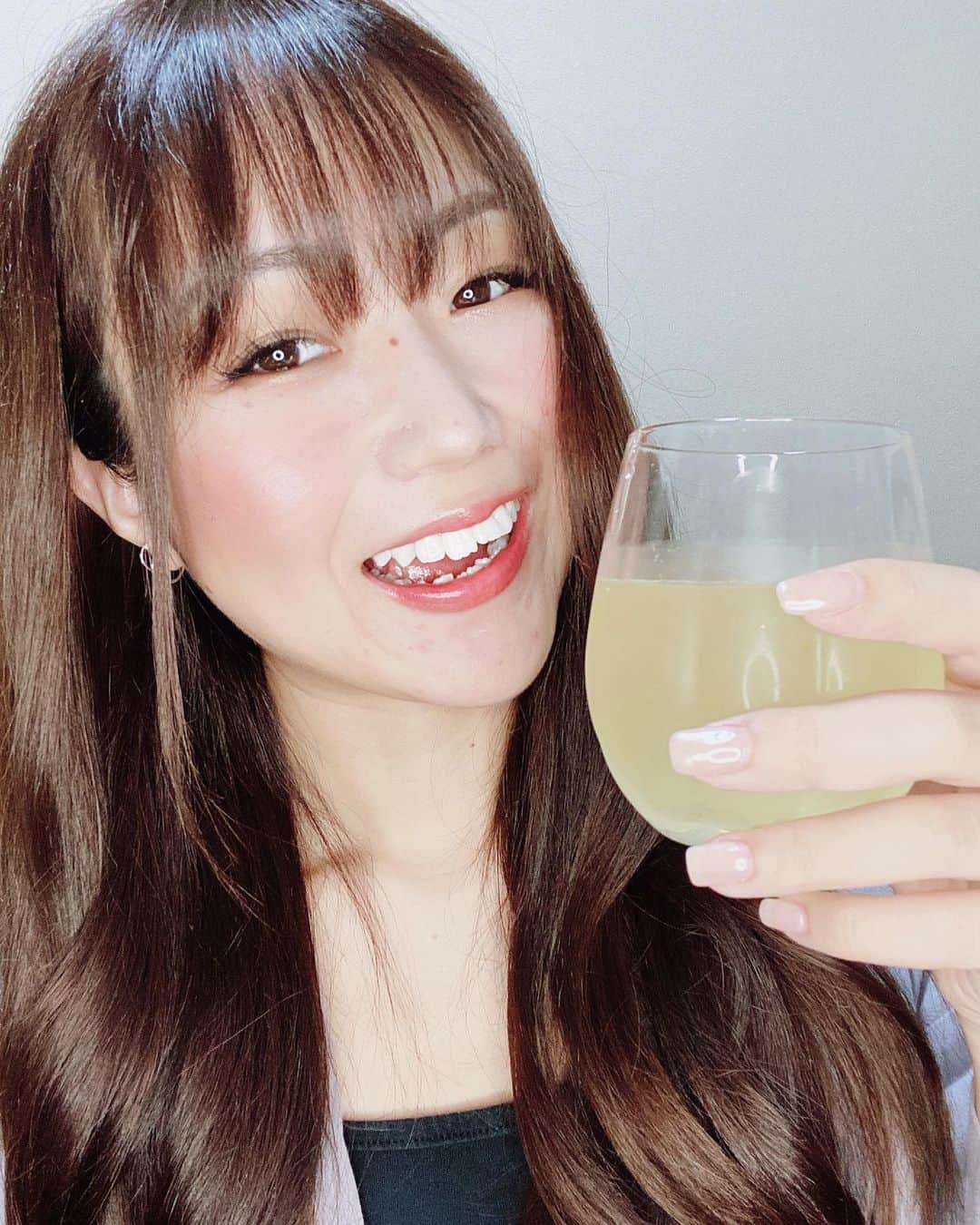 のインスタグラム：「粉末スティックだからお水に入れて すぐ飲めるし 何より美味しい😂 他の飲み物に合うらしくて青汁に入れて 飲んでみたけど味が喧嘩することなく 美味しく飲めたよ✨ 毎日続けるなら美味しい方がいいよね🙋‍♀️. . . .  #RITAN #RITAN生酵素 #酵素 #生酵素 #酵素ドリンク #酵素ダイエット  . . .」