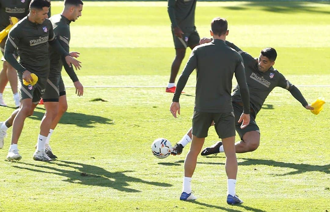 アトレティコ・マドリードさんのインスタグラム写真 - (アトレティコ・マドリードInstagram)「💪 @luissuarez9 💪  🔴⚪ #AúpaAtleti #Atleti #Atlético #AtléticodeMadrid」9月26日 21時11分 - atleticodemadrid