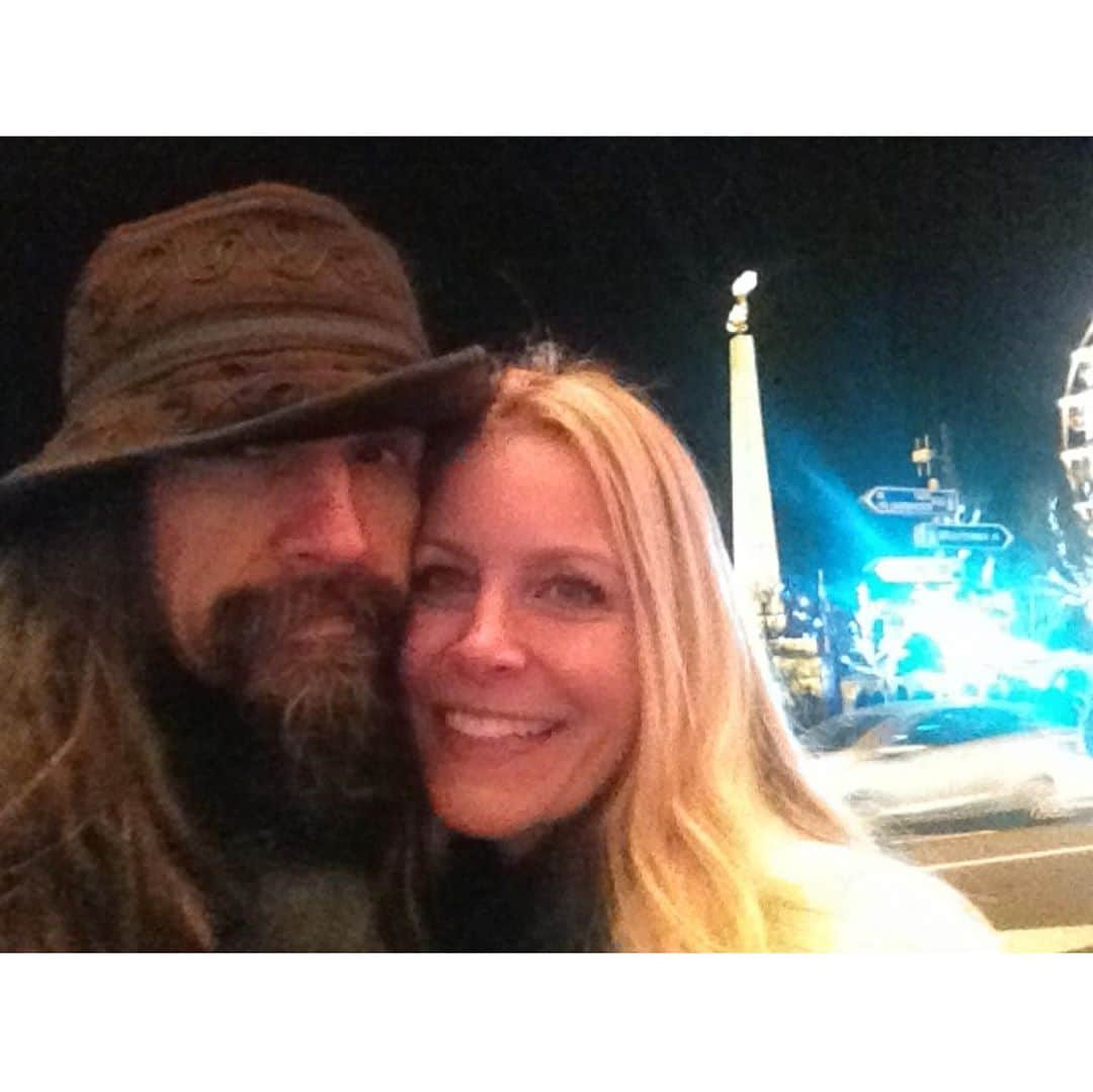 ロブ・ゾンビさんのインスタグラム写真 - (ロブ・ゾンビInstagram)「Super deluxe mondo gigantic HAPPY BIRTHDAY to the greatest chick around @sherimoonzombieofficial 🎈🍰🎊✊🏻😊👍🏼#sherimoonzombie #happybirthday #robzombie」9月26日 21時21分 - robzombieofficial