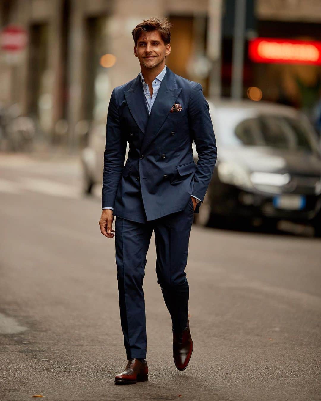 ヨハネス・ヒューブルさんのインスタグラム写真 - (ヨハネス・ヒューブルInstagram)「Back in suits and it feels so good - couldn’t wait to take this new Double Breasted suit to Milan #mfw2020 @marcanthonygmbh 📷by @eva.espresso」9月26日 21時15分 - johanneshuebl
