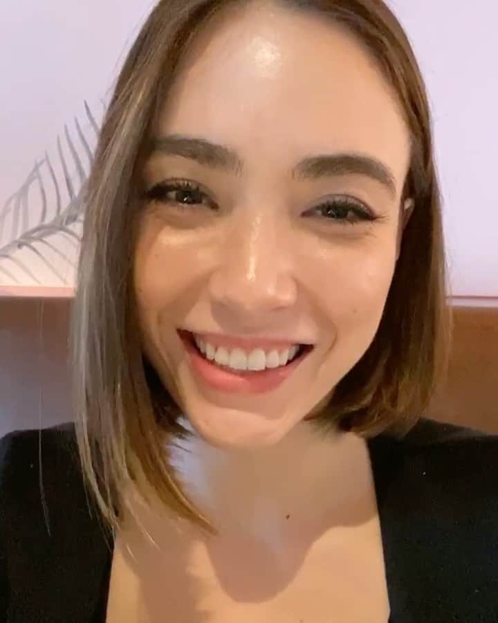 ダンシーシャノン美沙のインスタグラム：「At nice restaurant in central 💕Feels so good   香港はお洒落なカフェが沢山あって幸せ🙈   #yummy #restaurant #smile #selfie #healthyfood #hongkong #love #makeup #natural #iphone11 #hairstyle #スキンケア #ロダンアンドフィールズジャパン #ロダンアンドフィールズShan」