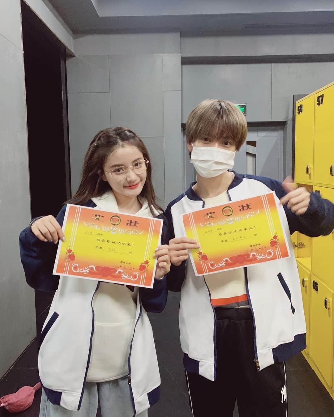 リン・シャオザイのインスタグラム：「👩🏻‍🎓💗」