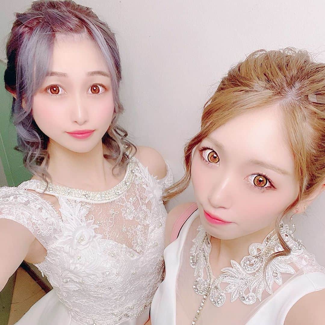 うららのインスタグラム：「白のドレス合わせました💕 今夜も遊びに来てくれるの待ってます♪  #姉妹 #ツーショット #白 #ドレス #歌舞伎町 #キャバ嬢 #キャバクラ #お酒 #お酒好き女子 #六本木 #飲み #きゃばきゃば」