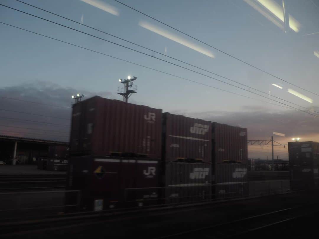 伊藤桃さんのインスタグラム写真 - (伊藤桃Instagram)「【#七尾線 】 金沢を1日満喫したあとは····· 朝はやく5:29金沢発の列車に乗って✨ #北陸旅行 #青春18きっぷ を使っての乗り鉄スタートです(,,･ω･,,) * 1.2枚目: ひっそりとした金沢駅····· この独特の早朝の雰囲気、たまりません(,,･ω･,,) 3ドアだから415系かな？ #国鉄型車両 🥺 3枚目: 朝焼けの中をひたすらに走っていきます✨ 4.5枚目: 東金沢駅手前の、#貨物ターミナル 🥰 朝日を受けたコンテナがなんだかエモい·····☺️ 6.7枚目: 少しずつ明けていく空をみながら·····たびはすすんでいきます。 * 8.9.10枚目: 七尾線は再訪路線で、前もぜーったい気になったのはこの駅。笑 #羽咋駅  UFOの町だそう·····🧐✨ なんと、この羽咋の町では江戸時代から空飛ぶ円盤が目撃されていたとか！‪\(ᯅ̈ )/‬ 町には、UFOラーメンなどのUFOグルメもあるそう·····🥺 さらにさらに、UFOをモデルにした宇宙科学博物館コスモアイル羽咋という施設もあるとか·····本物の宇宙船もあるそうで、いつかいってみたーい！(,,･ω･,,) 10枚目: 宇宙人サンダーくんふくめ、いろいろごちゃまぜな砂像がありました(๑°ㅁ°๑)‼ ✂ーーーーーーーーーーーーーーーーーーーーーーーーーーーーーー✂ のんびり列車は能登半島へ····· 今回のメインはのと鉄道！ 次の更新に続く(*´˘`*)♥ #七尾線の413系415系を記録に残そう #羽咋 #青春18きっぷ #青春18きっぷの旅 #青春18切符 #青春18きっぷ一人旅 #能登半島」9月26日 21時17分 - itomomo_tetsu