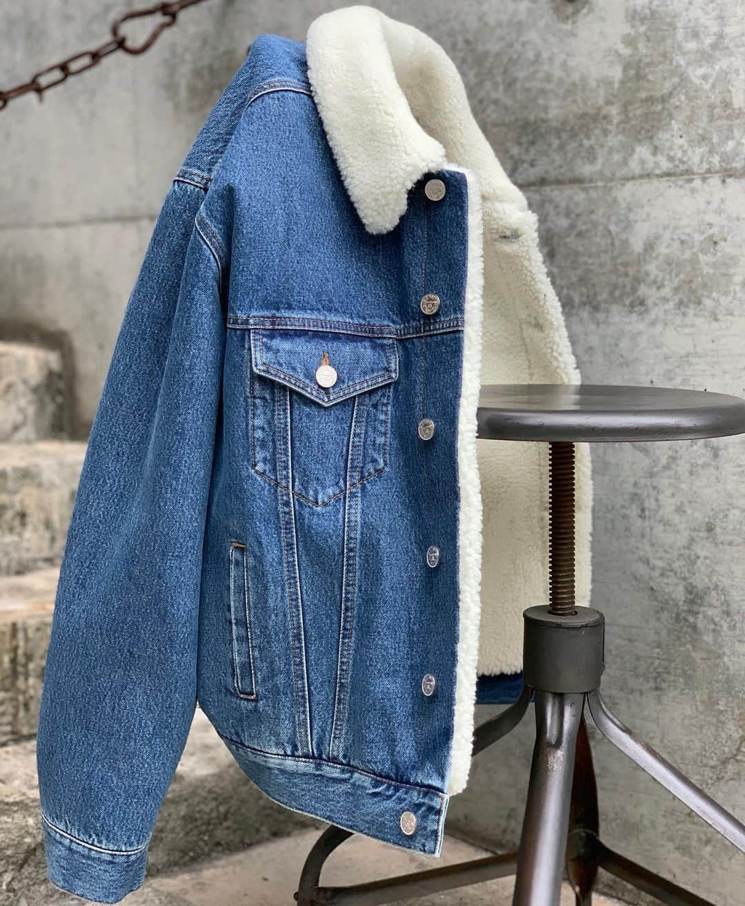 AYINさんのインスタグラム写真 - (AYINInstagram)「・ ・ ・ New arrival✔️ 20aw @vetements_official ⇢ ⇢ ⇢・ ・ ・ ・ ・ ・ available at store✔️ ・ ・ ・ ・ ・ #vetements #AYIN #20aw #denim」9月26日 21時18分 - ayin_japan
