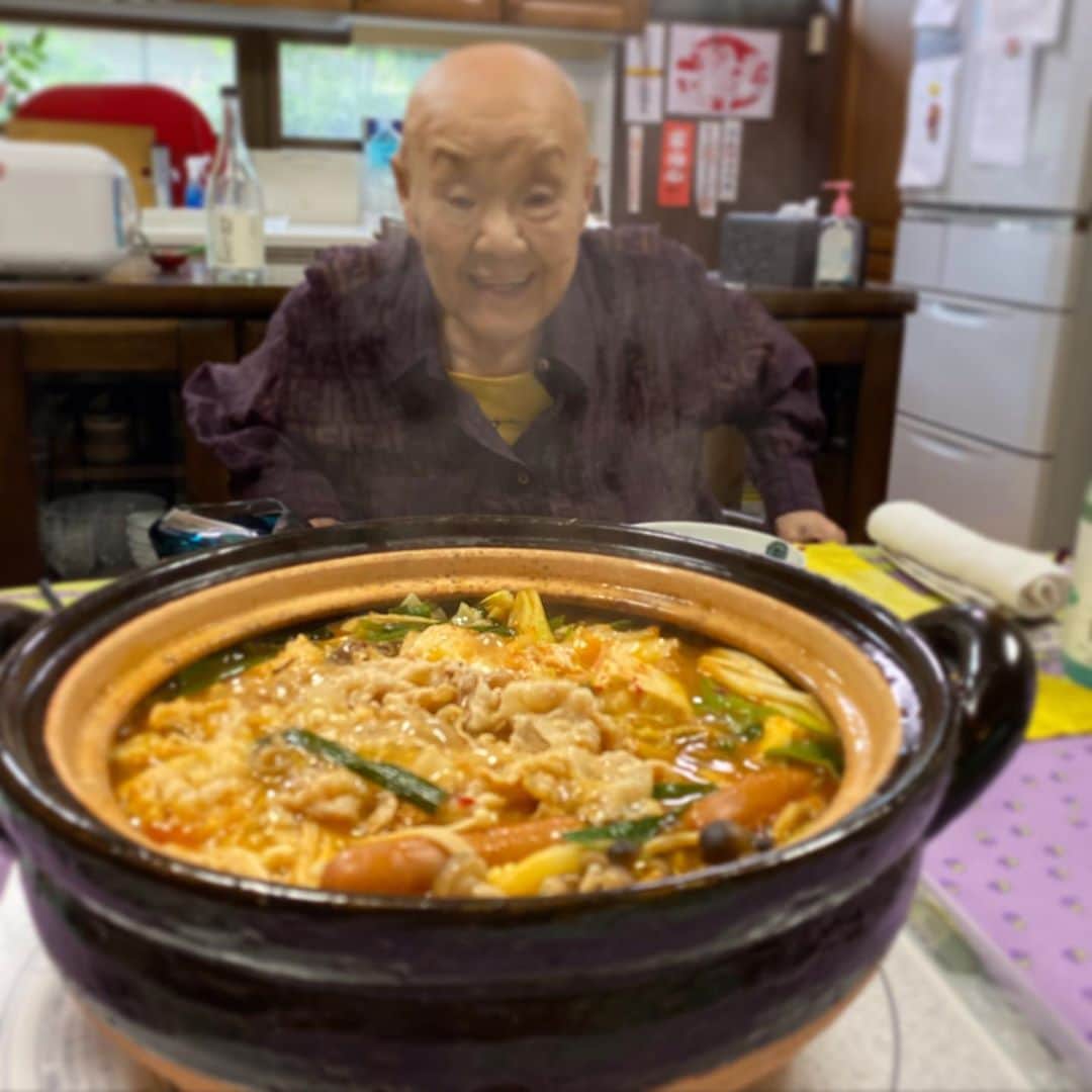 瀬戸内寂聴のインスタグラム：「キムチ鍋😊 急に寒くなったのでお鍋をしましたが、 食べていたら暑くなり、すぐ上着を脱ぎました。  #インスタ75回目 #キムチ鍋 #瀬戸内寂聴 #韓国料理」