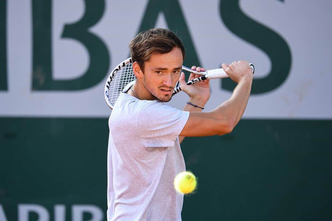 ダニール・メドベージェフさんのインスタグラム写真 - (ダニール・メドベージェフInstagram)「Practicing in Paris 🎾🇫🇷 // Тренируюсь в Париже 🎾🇫🇷」9月26日 21時18分 - medwed33